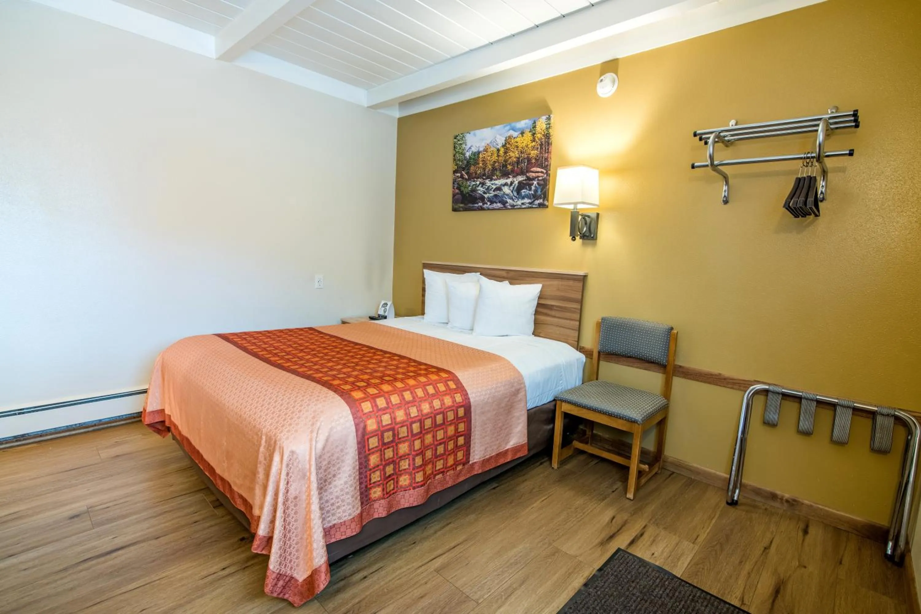 Bed in Glenwood Springs Cedar Lodge