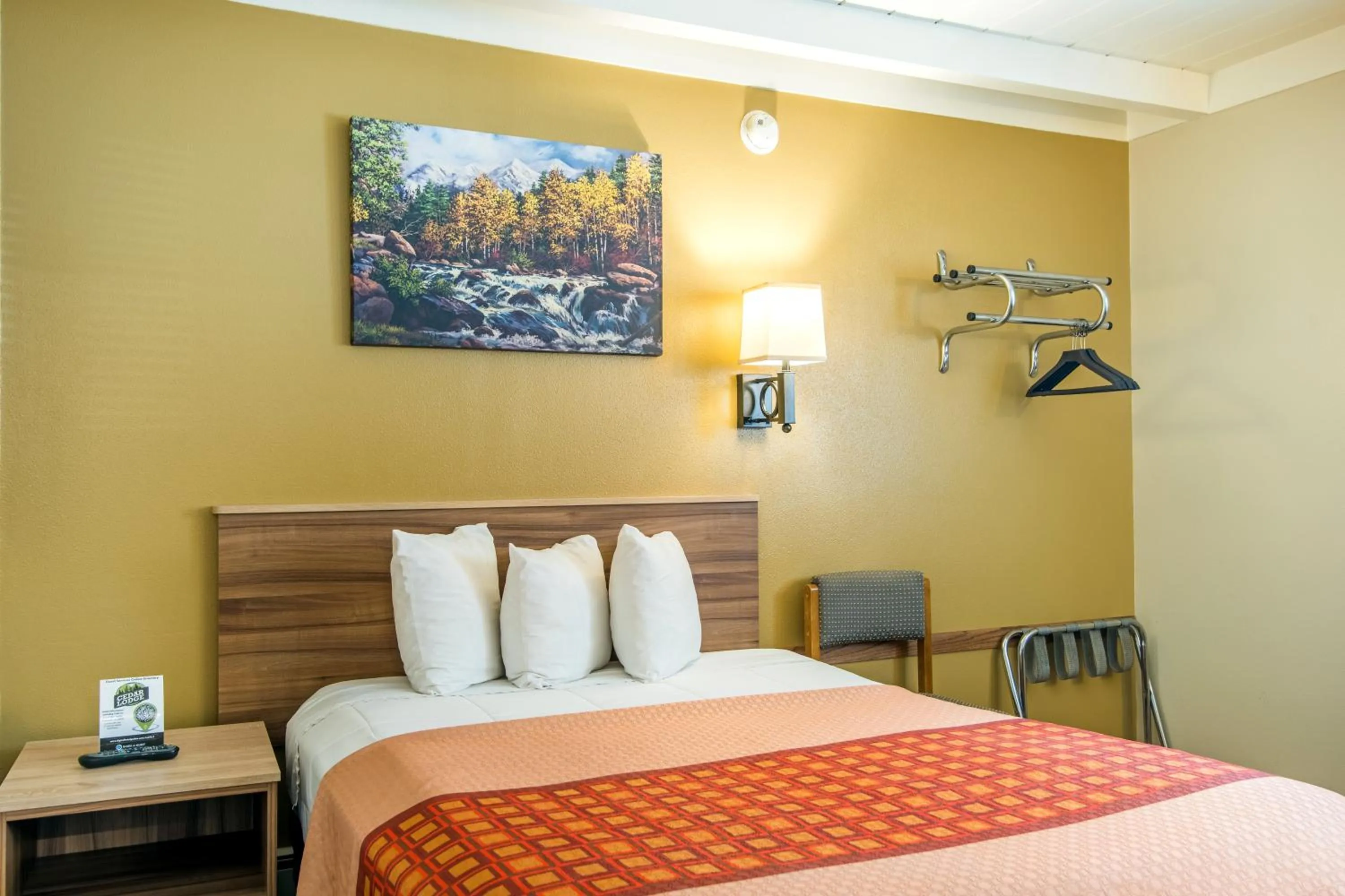 Bed in Glenwood Springs Cedar Lodge