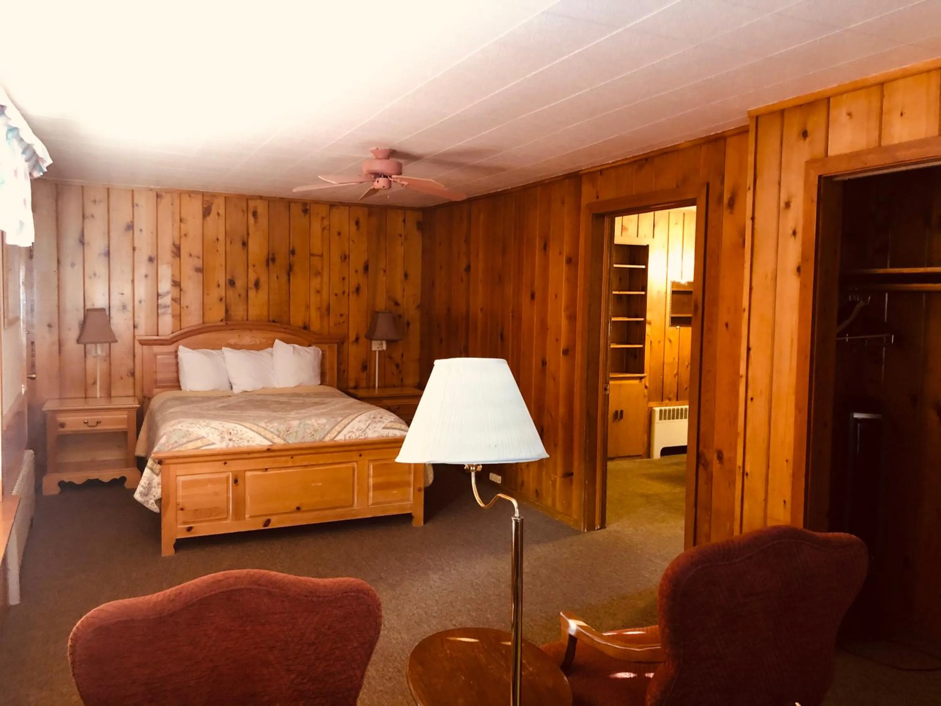 Bedroom, Bed in Glenwood Springs Cedar Lodge