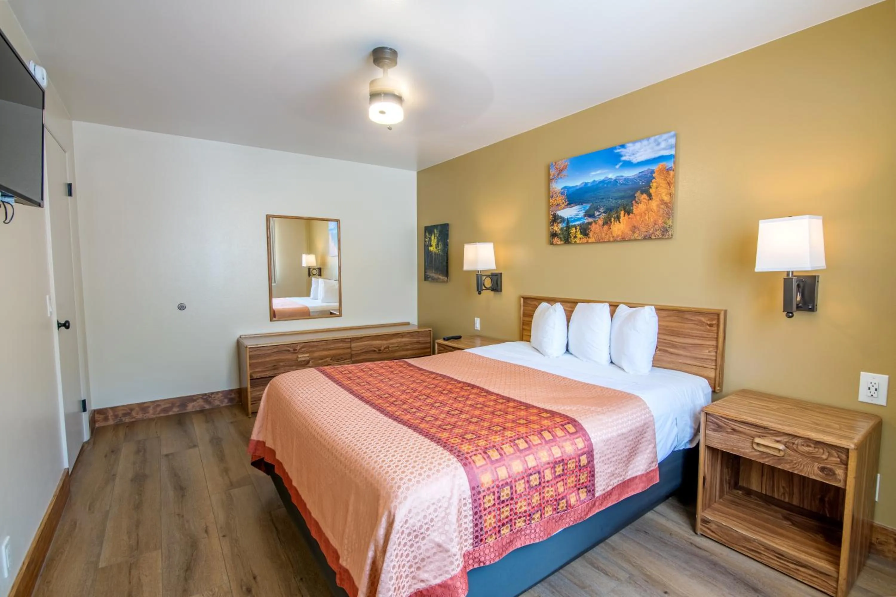 Bed in Glenwood Springs Cedar Lodge