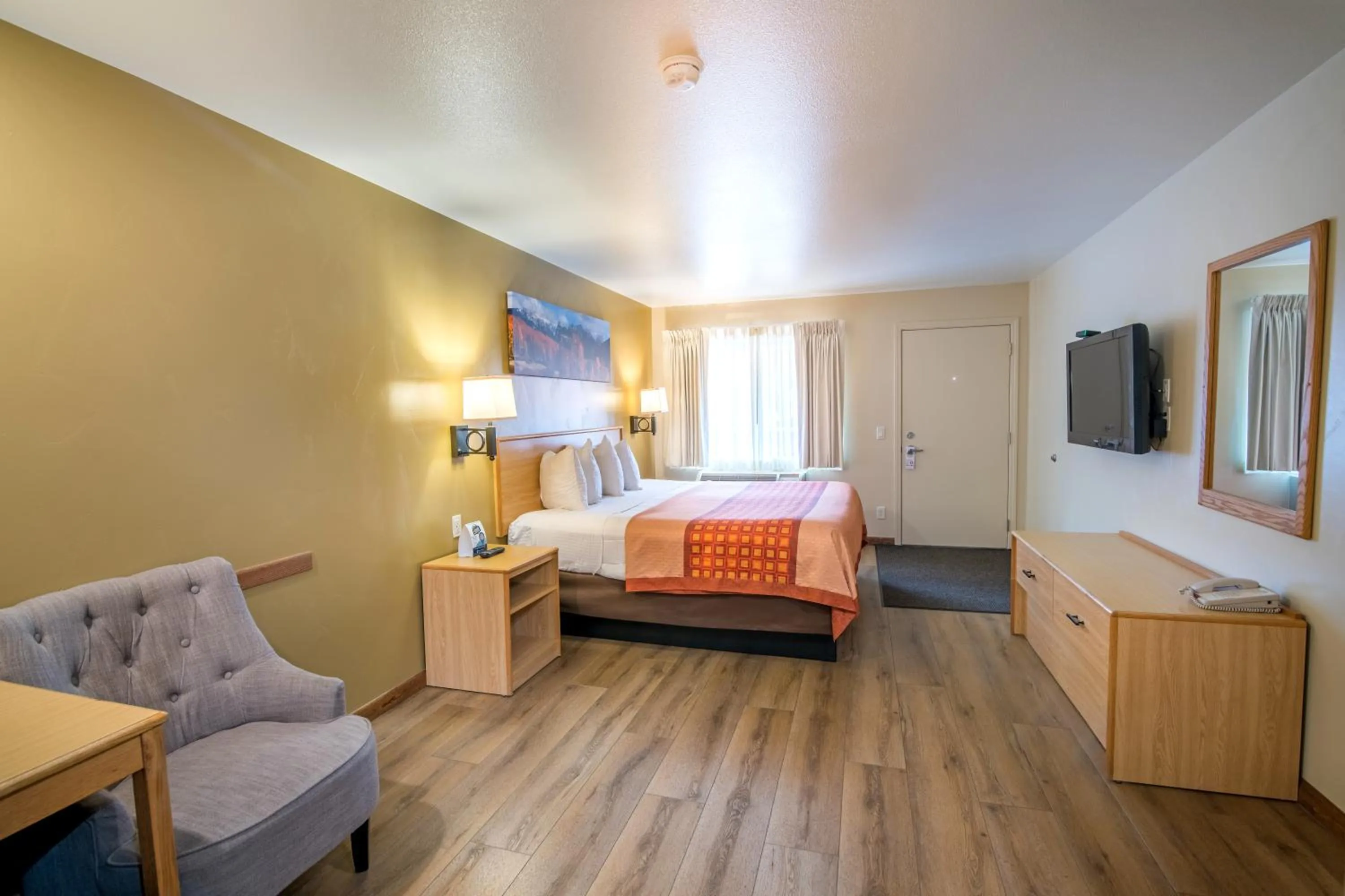 Photo of the whole room, Bed in Glenwood Springs Cedar Lodge