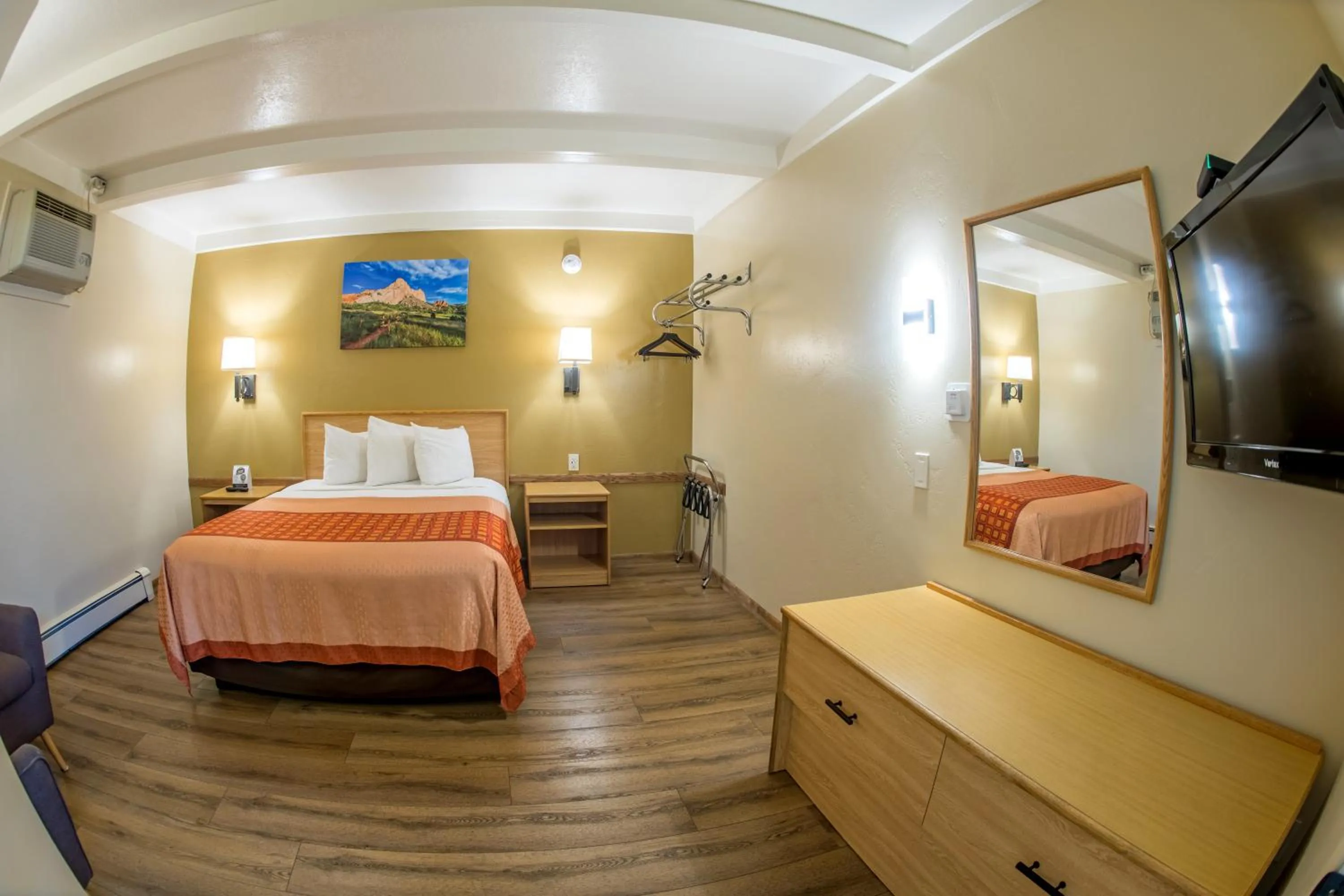 Bedroom, Bed in Glenwood Springs Cedar Lodge