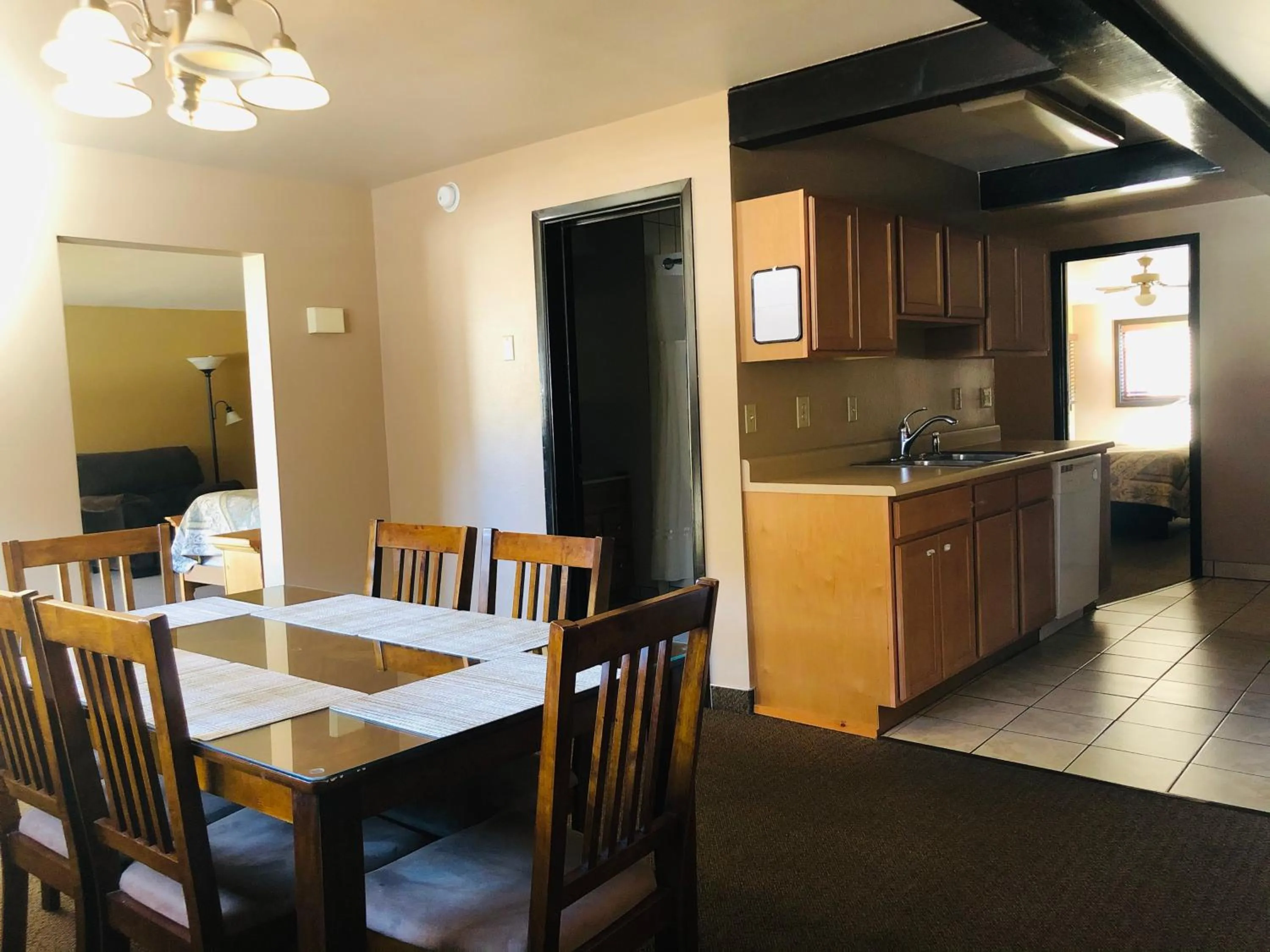 Dining area in Glenwood Springs Cedar Lodge