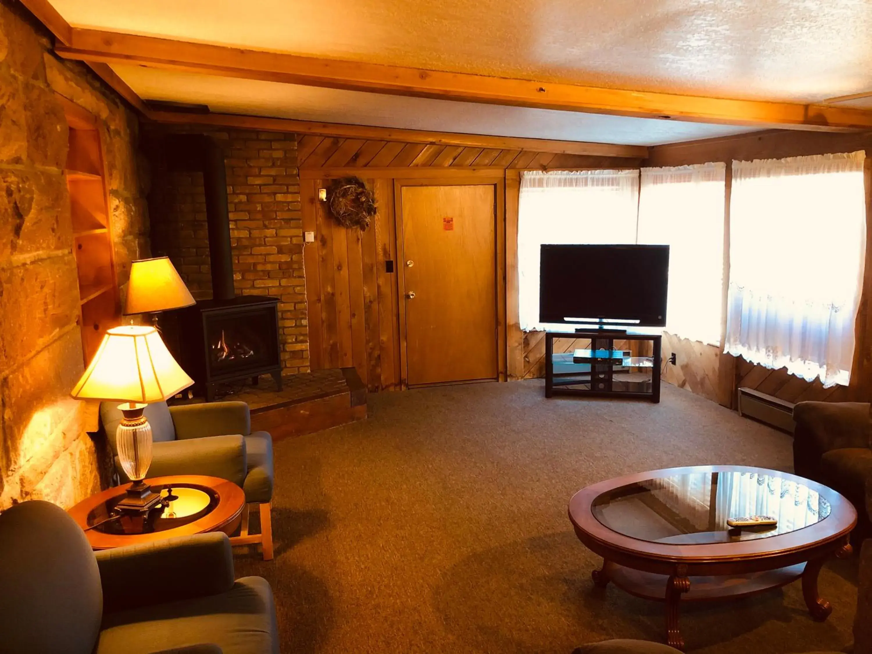 Living room in Glenwood Springs Cedar Lodge Living room in Glenwood Springs Cedar Lodge
