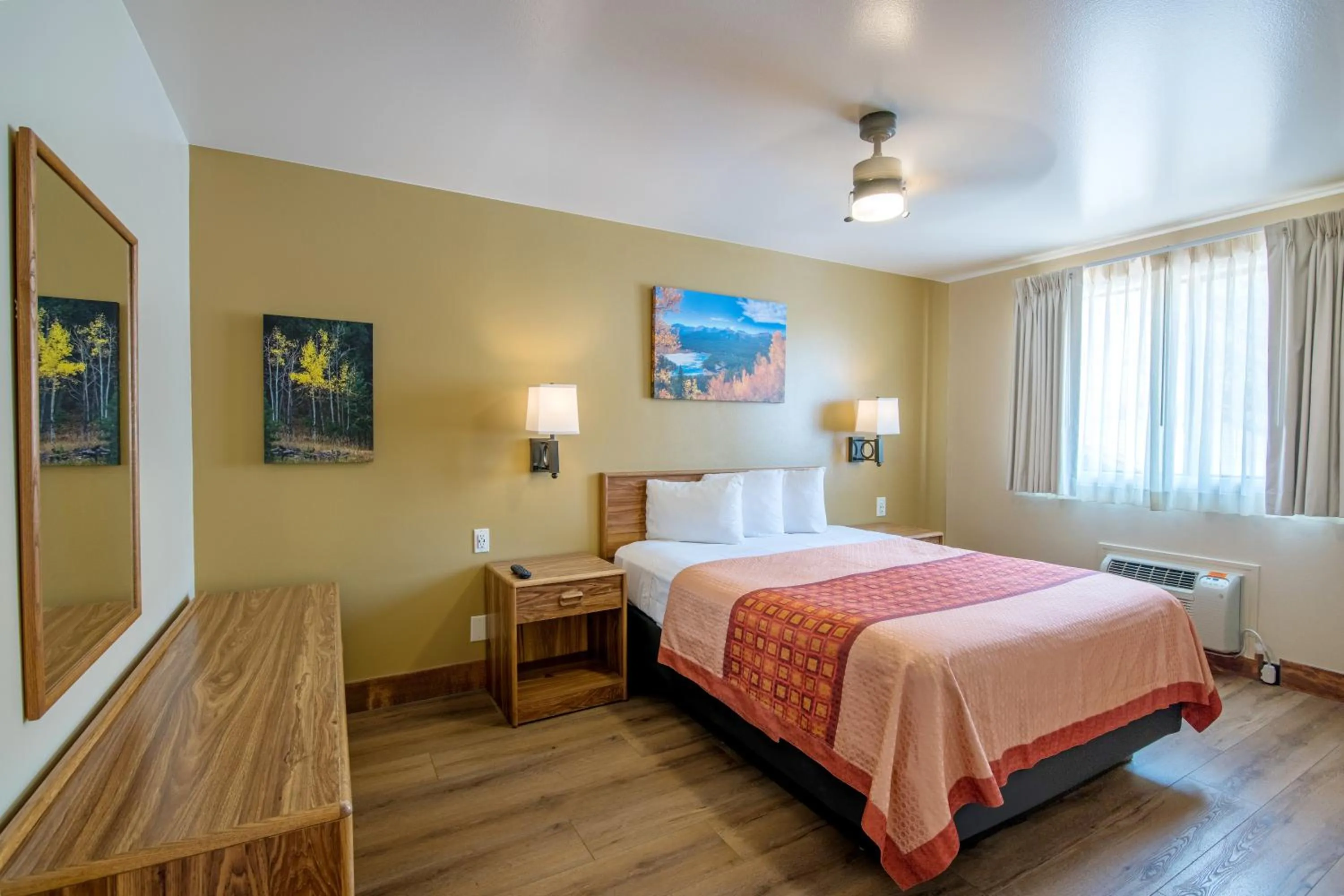 Bedroom, Bed in Glenwood Springs Cedar Lodge