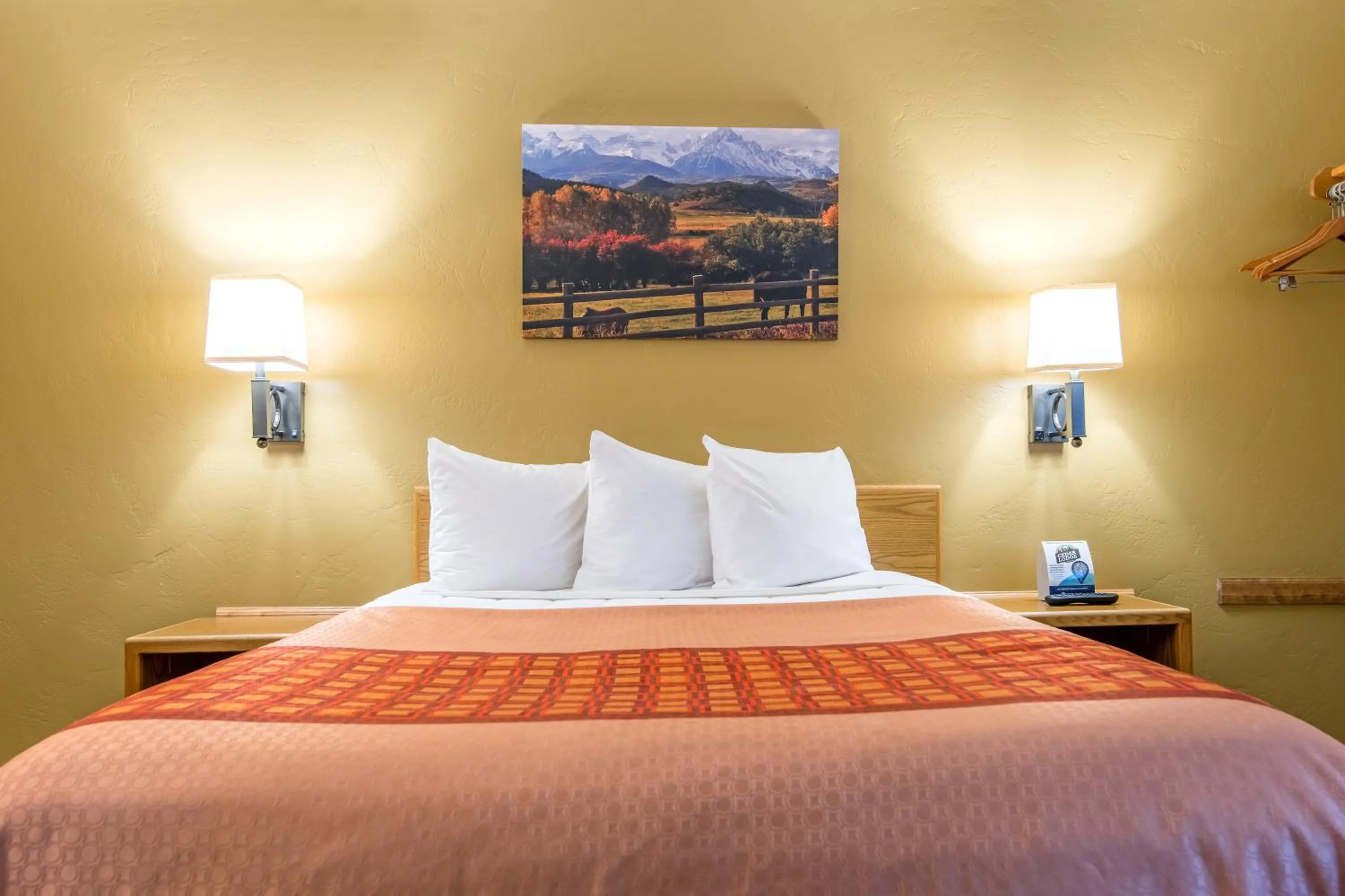 Bed in Glenwood Springs Cedar Lodge