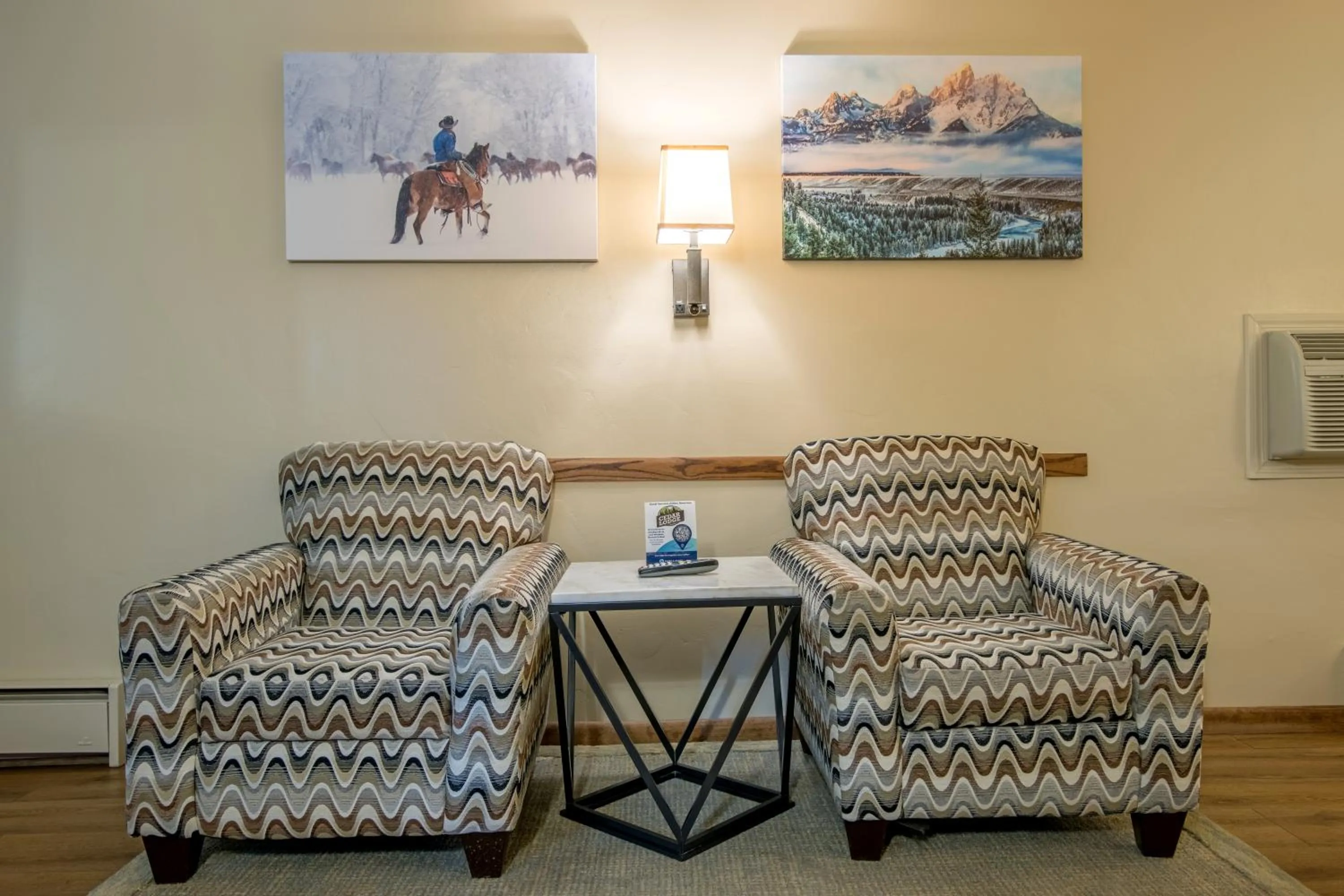 Seating area in Glenwood Springs Cedar Lodge