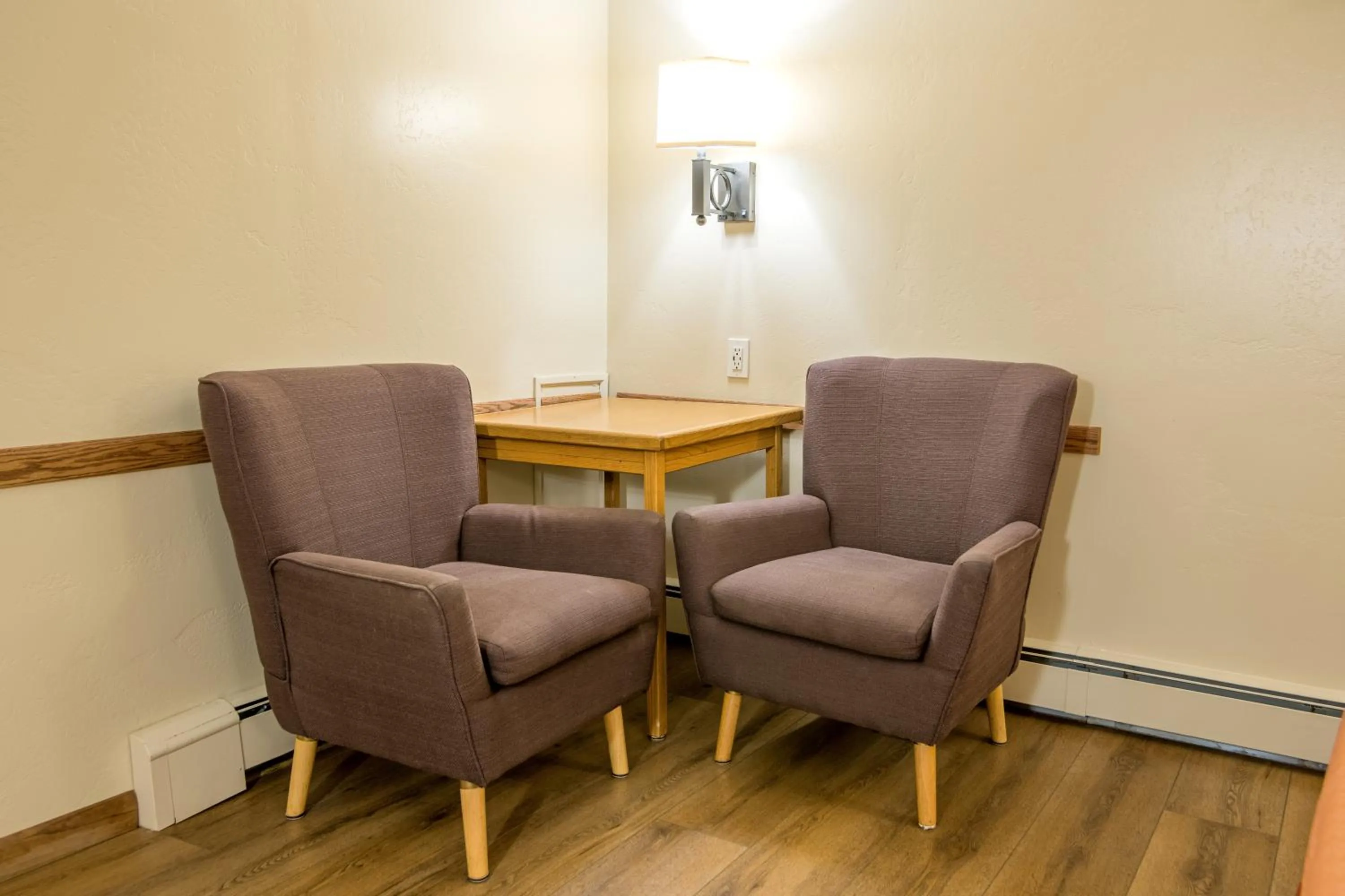 Seating area in Glenwood Springs Cedar Lodge