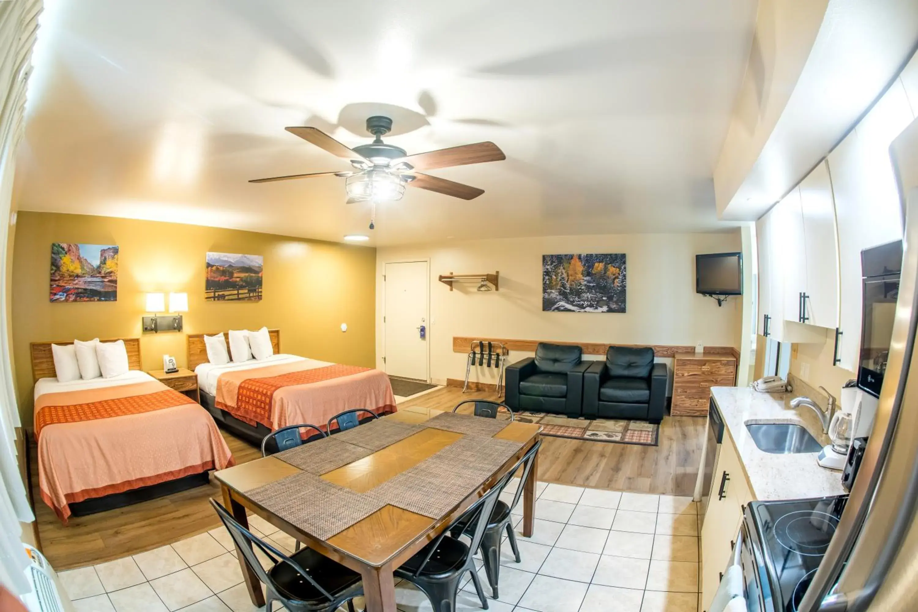 Photo of the whole room in Glenwood Springs Cedar Lodge Photo of the whole room in Glenwood Springs Cedar Lodge