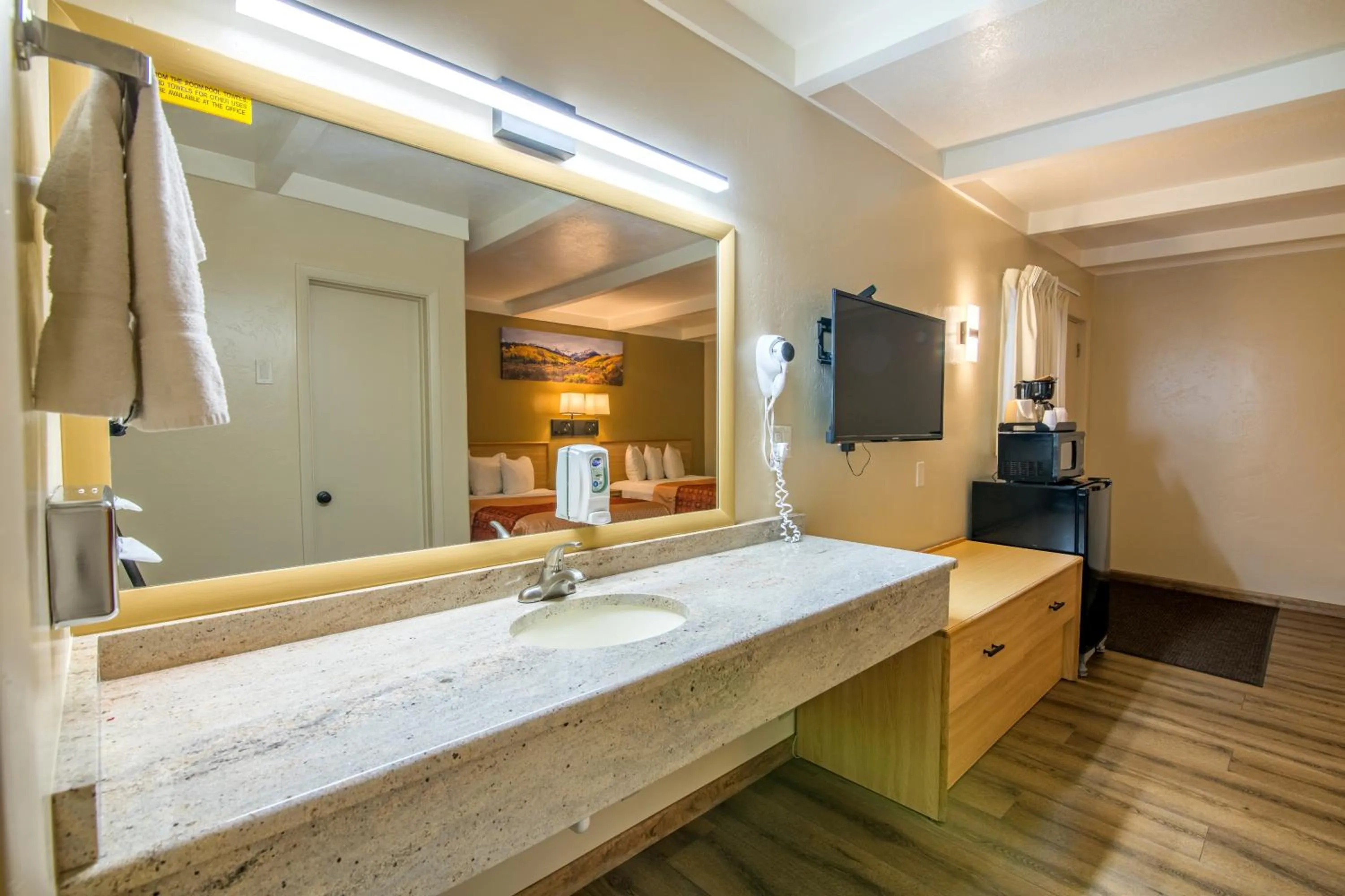 Bathroom in Glenwood Springs Cedar Lodge