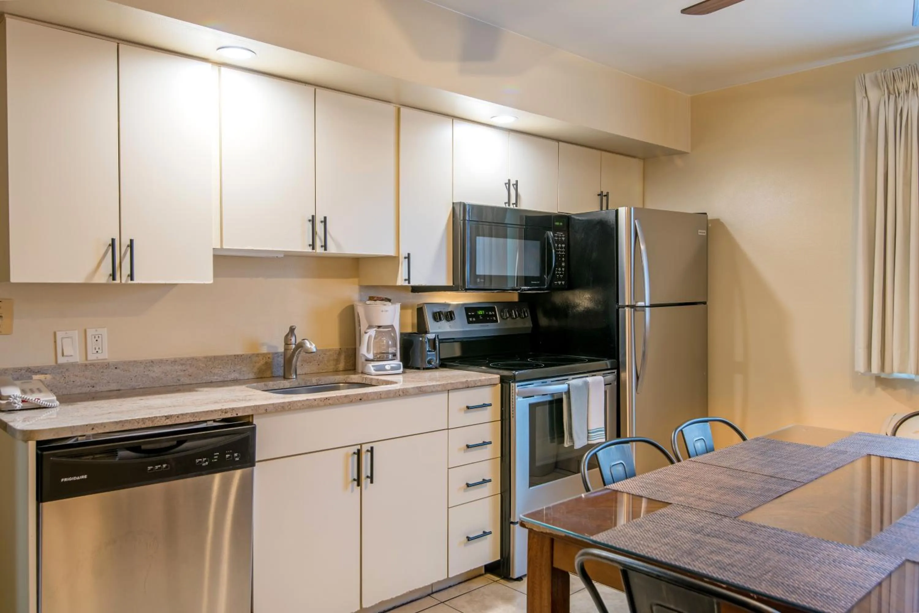 Kitchen or kitchenette in Glenwood Springs Cedar Lodge