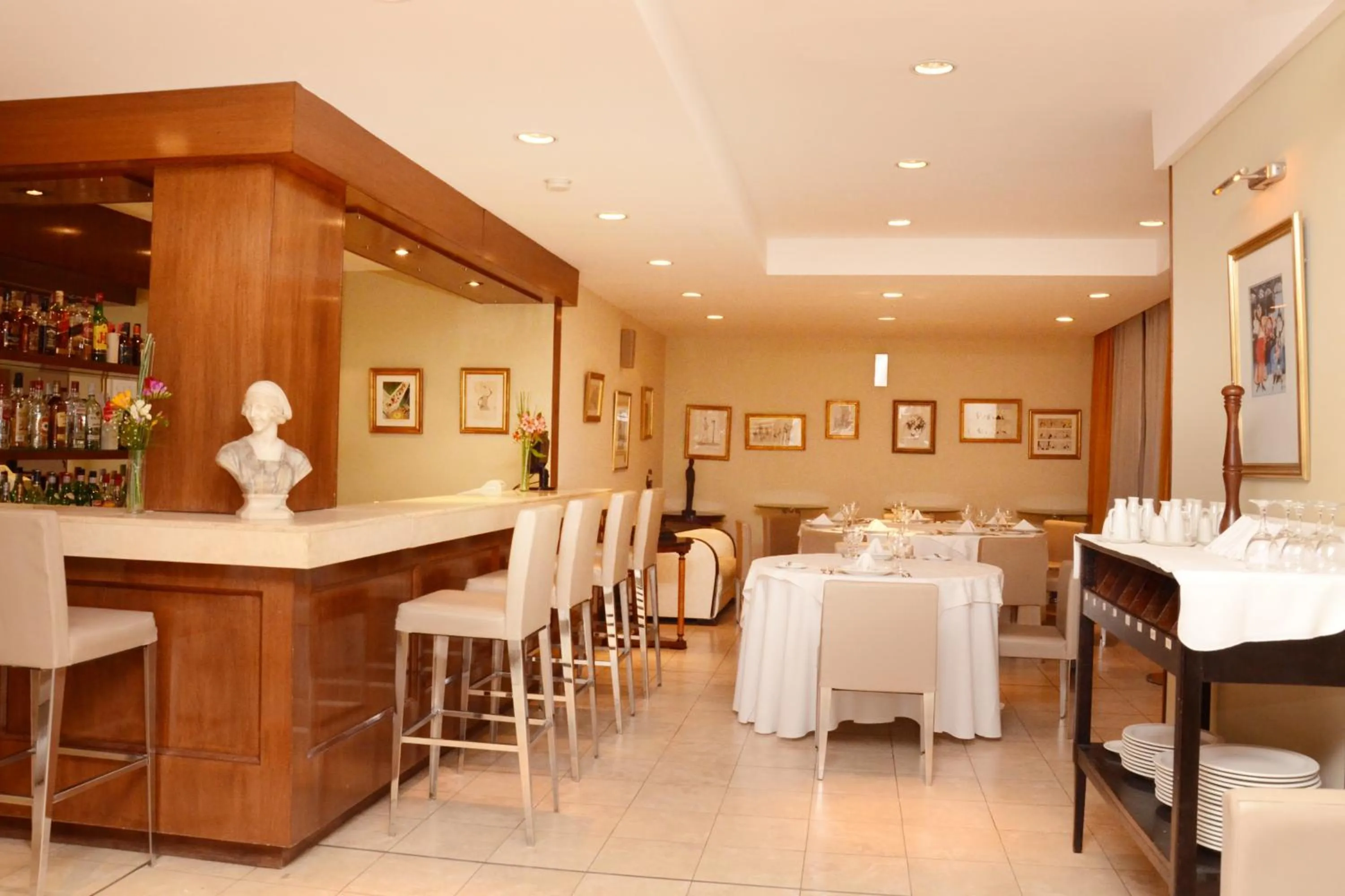 Restaurant/places to eat in Hotel Dorá