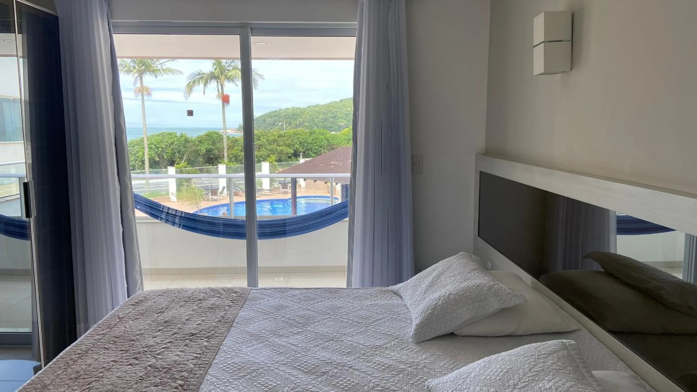 Pool view, Bed in Reserva Praia Hotel