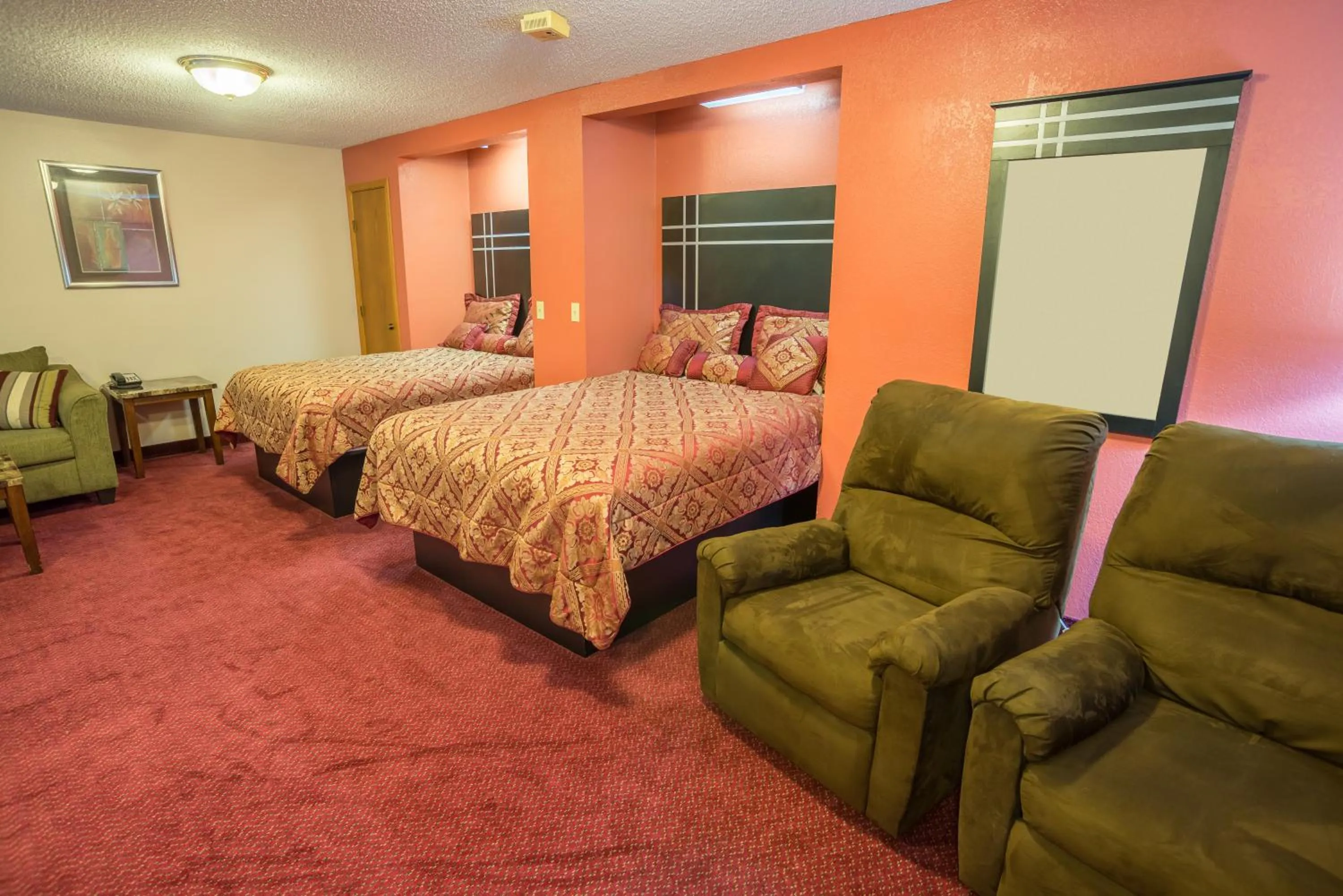 Photo of the whole room, Bed in Prime Rate Inn