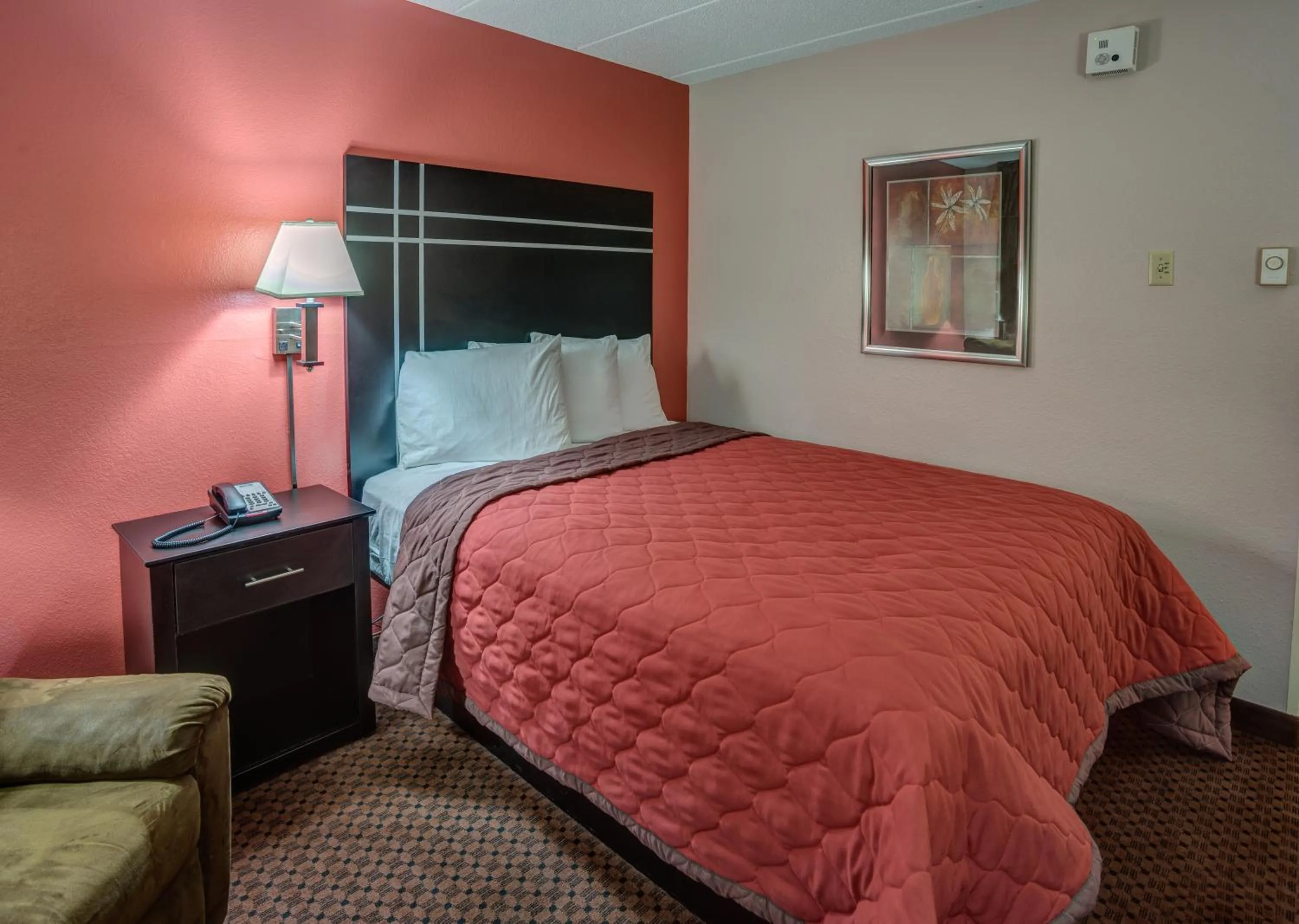 Photo of the whole room, Bed in Prime Rate Inn