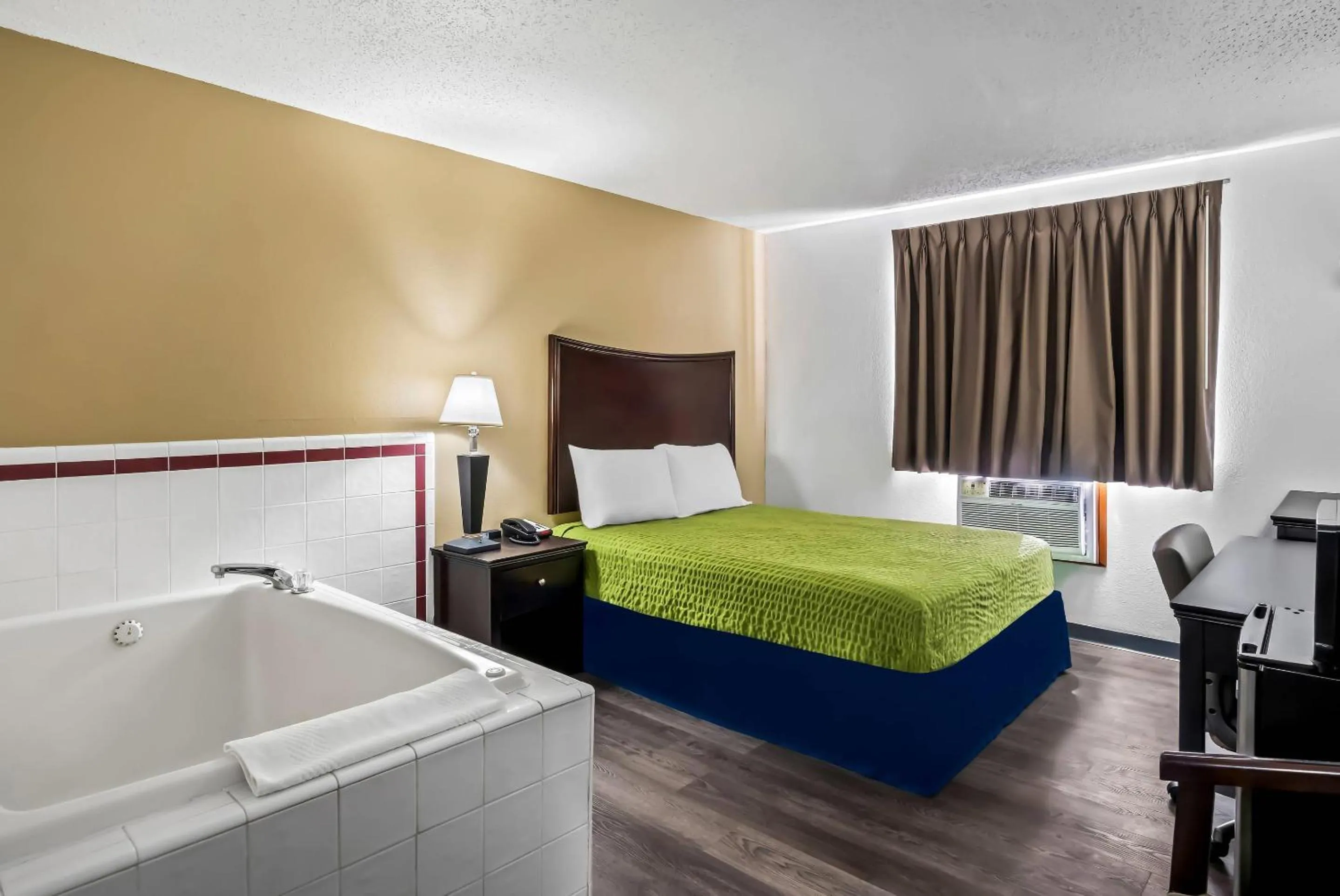 Bedroom, Bed in Econo Lodge Inn & Suites Auburn