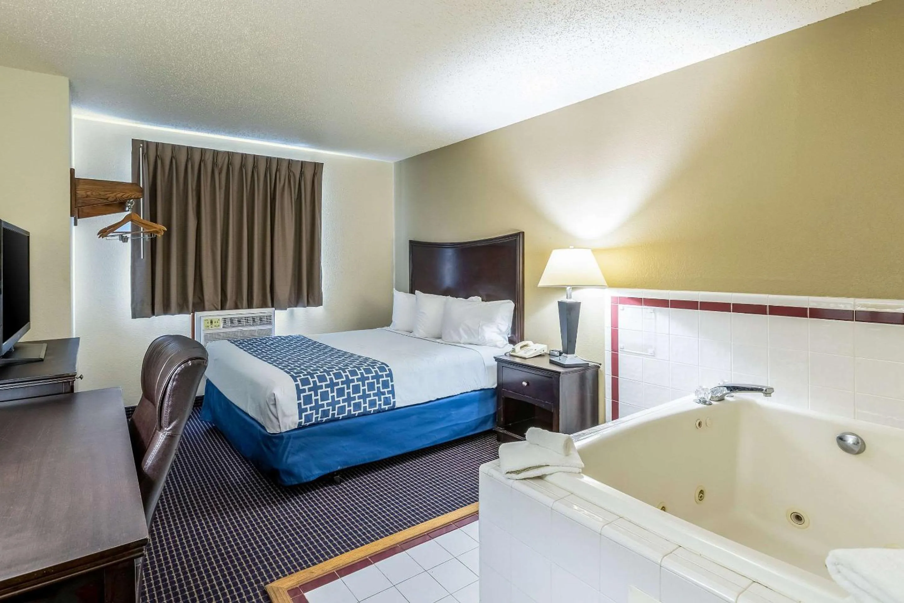 Bedroom, Bed in Econo Lodge Inn & Suites Auburn