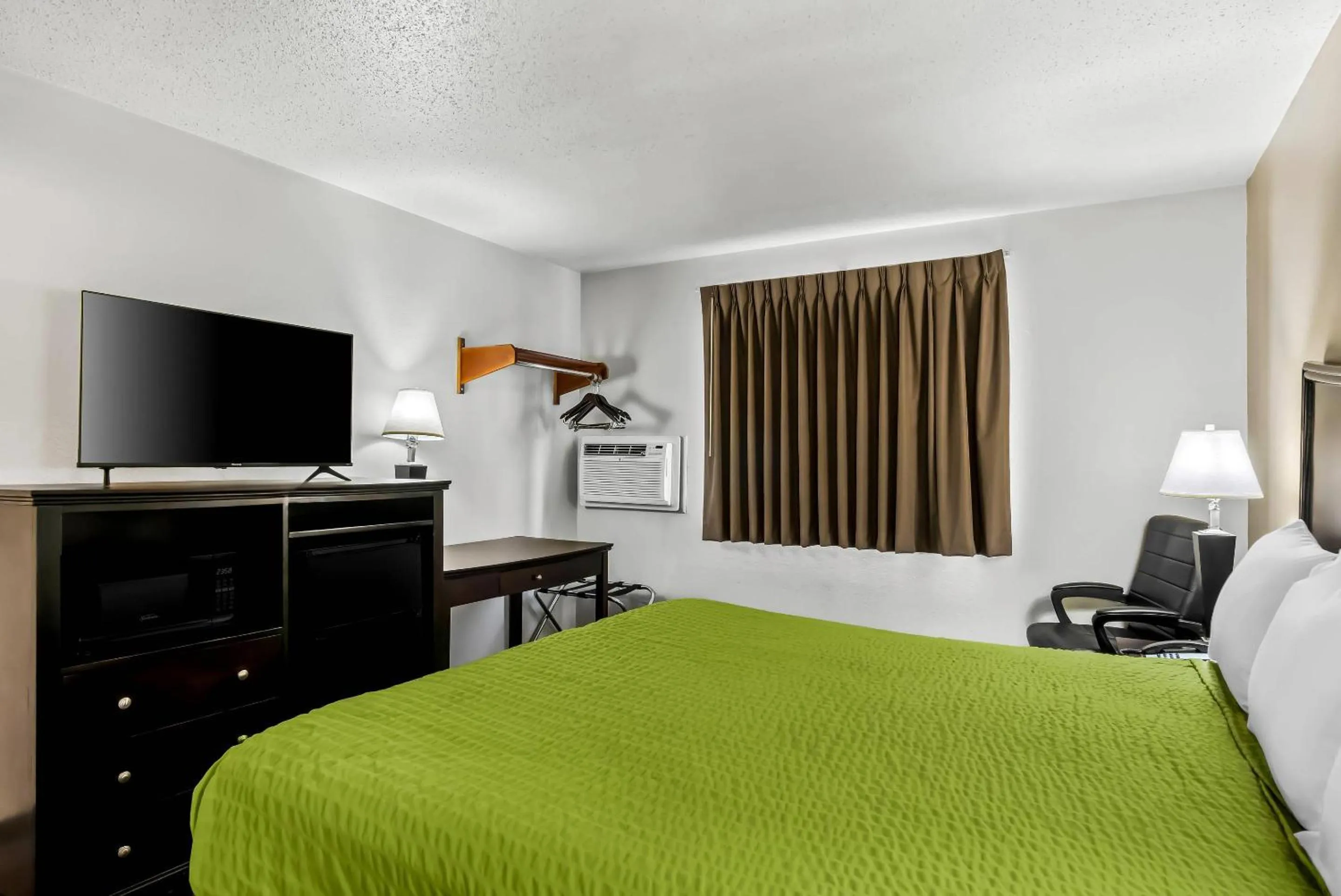 Bedroom, Bed in Econo Lodge Inn & Suites Auburn