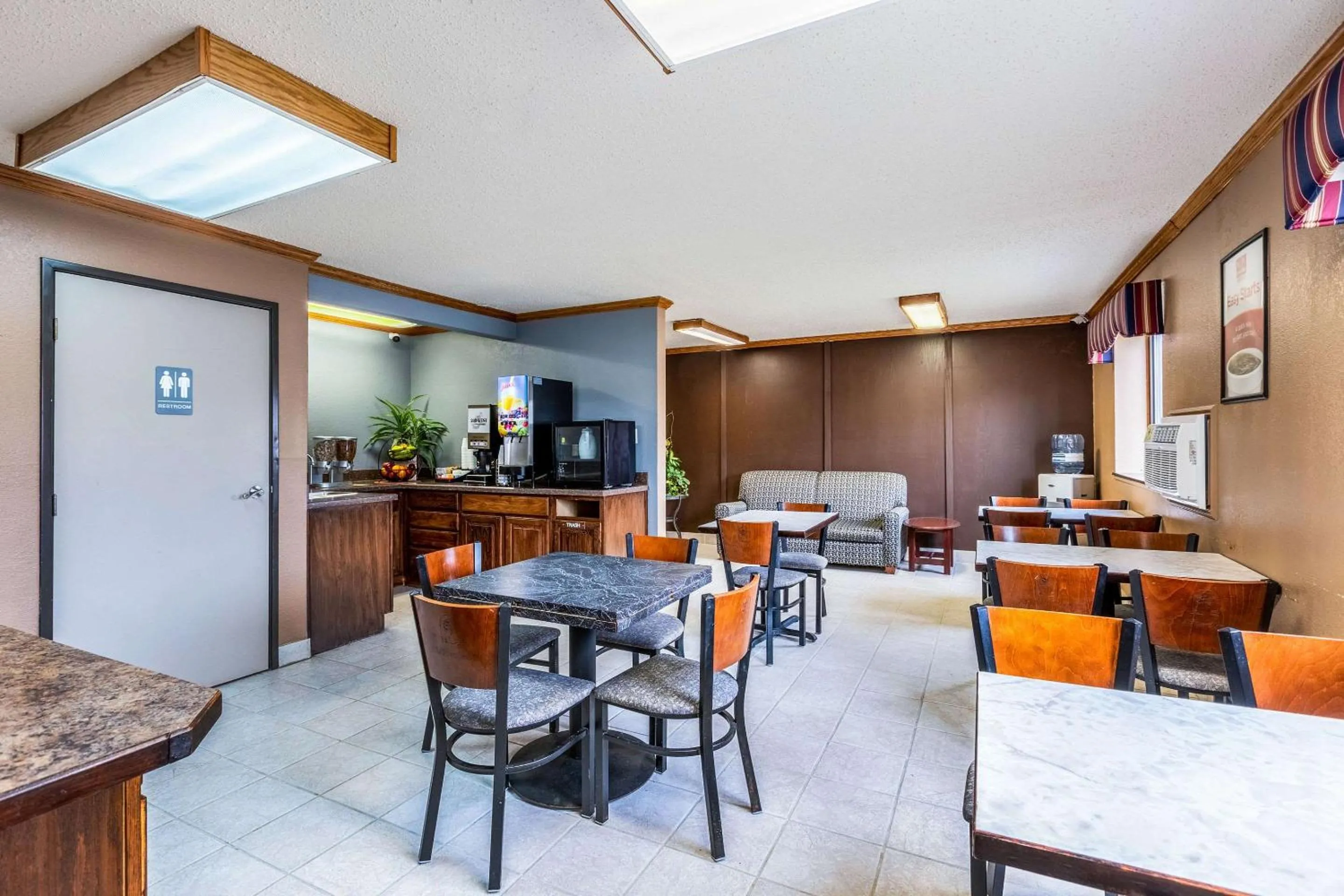 Breakfast in Econo Lodge Inn & Suites Auburn