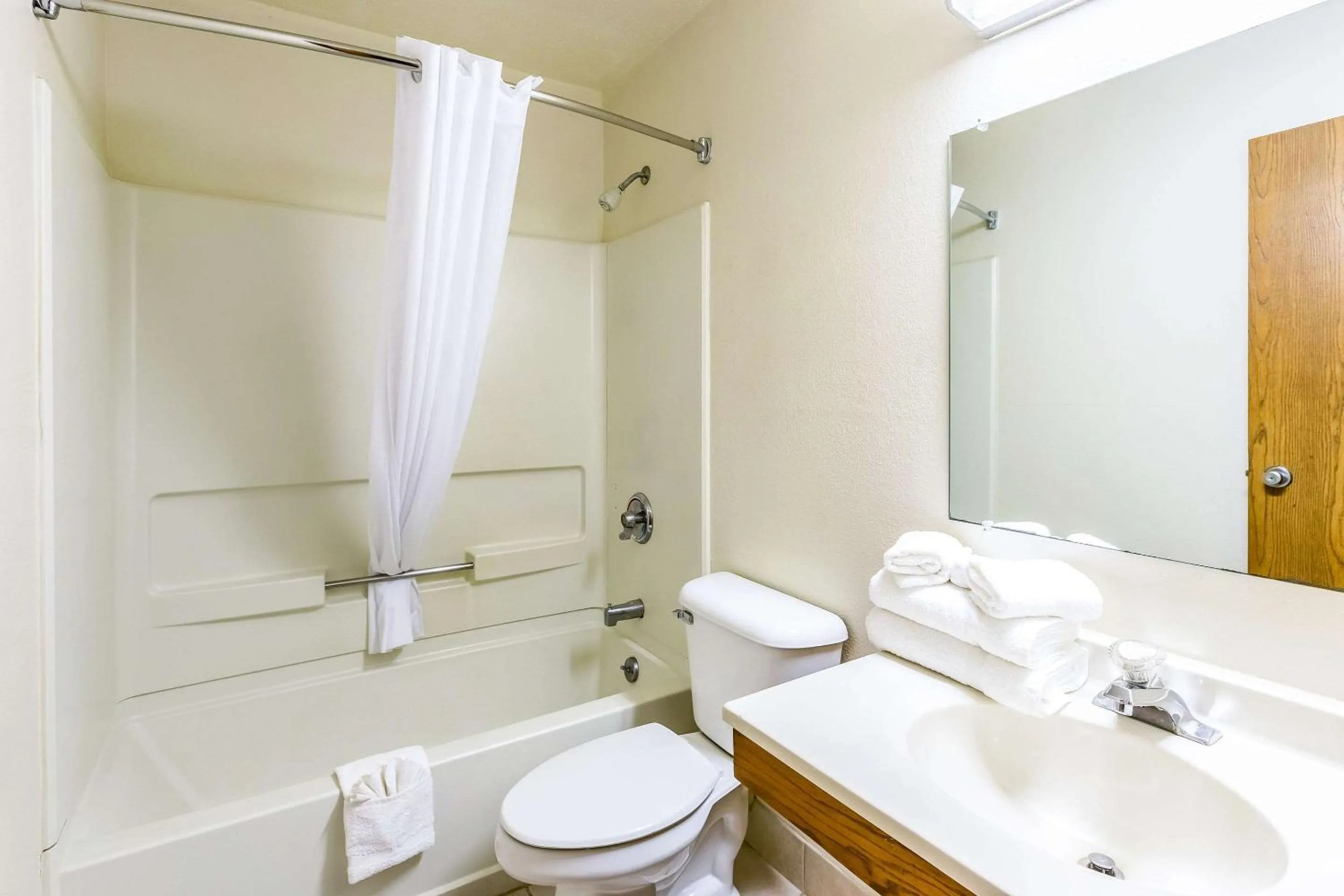 Bathroom in Econo Lodge Inn & Suites Auburn