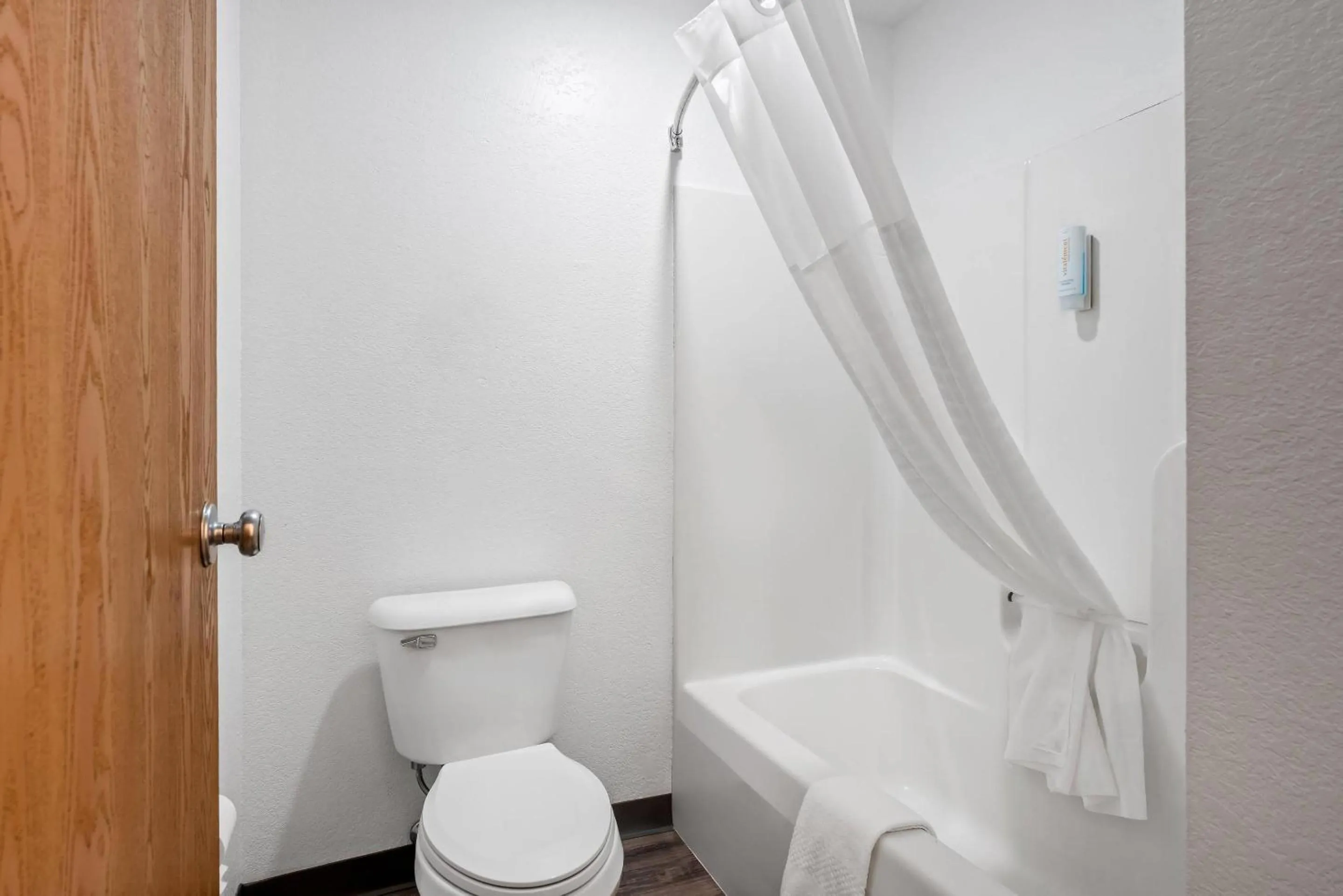 Bedroom in Econo Lodge Inn & Suites Auburn