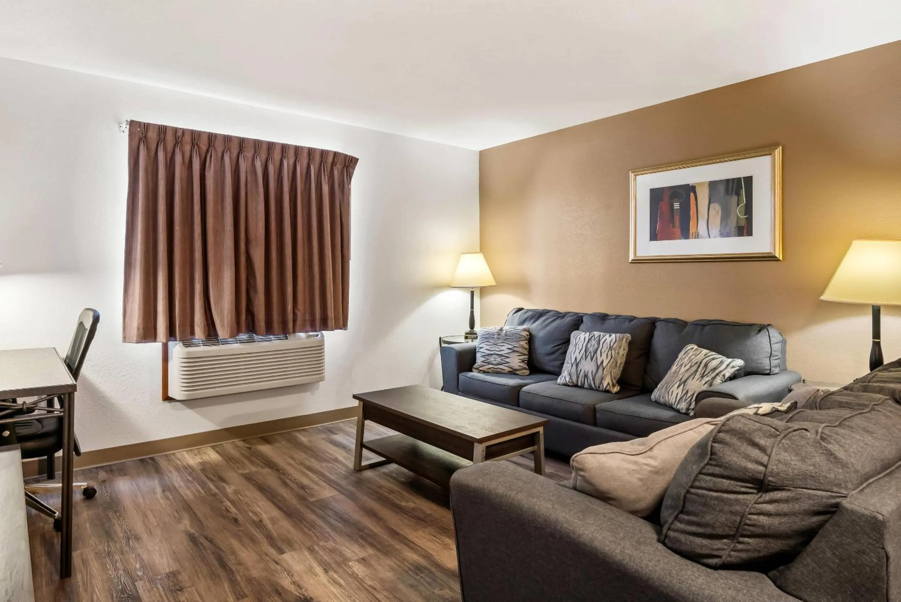 Bedroom in Econo Lodge Inn & Suites Auburn