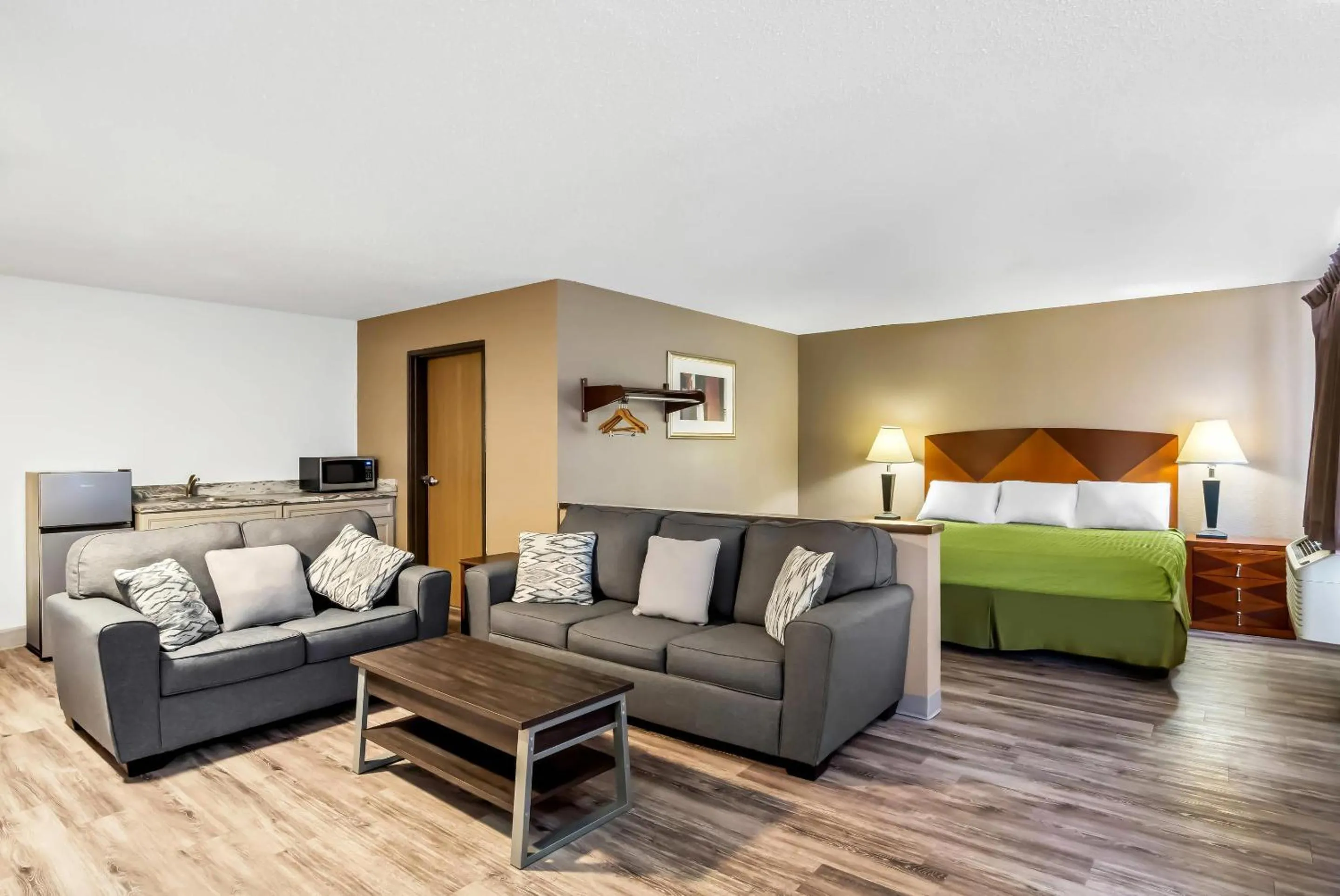 Bedroom, Bed in Econo Lodge Inn & Suites Auburn