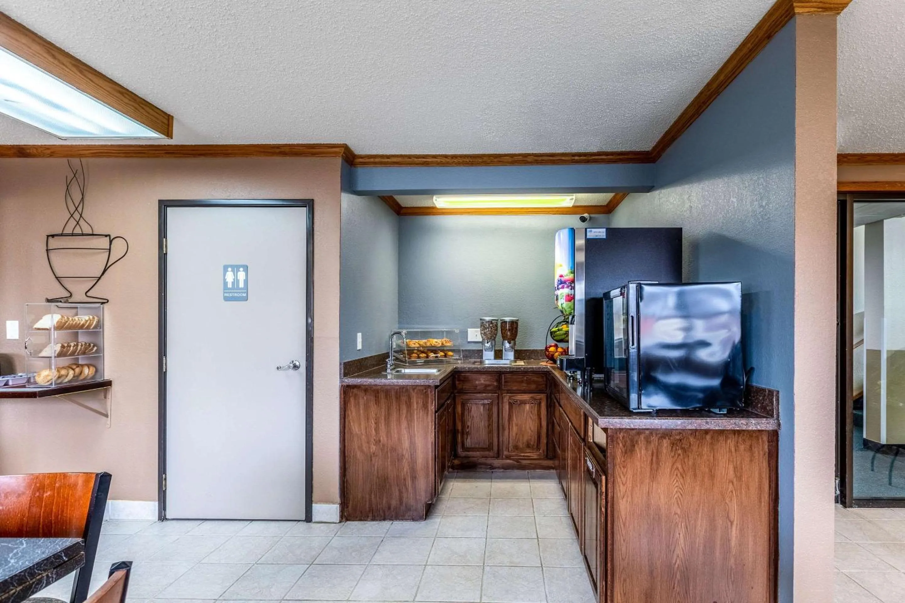 Breakfast in Econo Lodge Inn & Suites Auburn