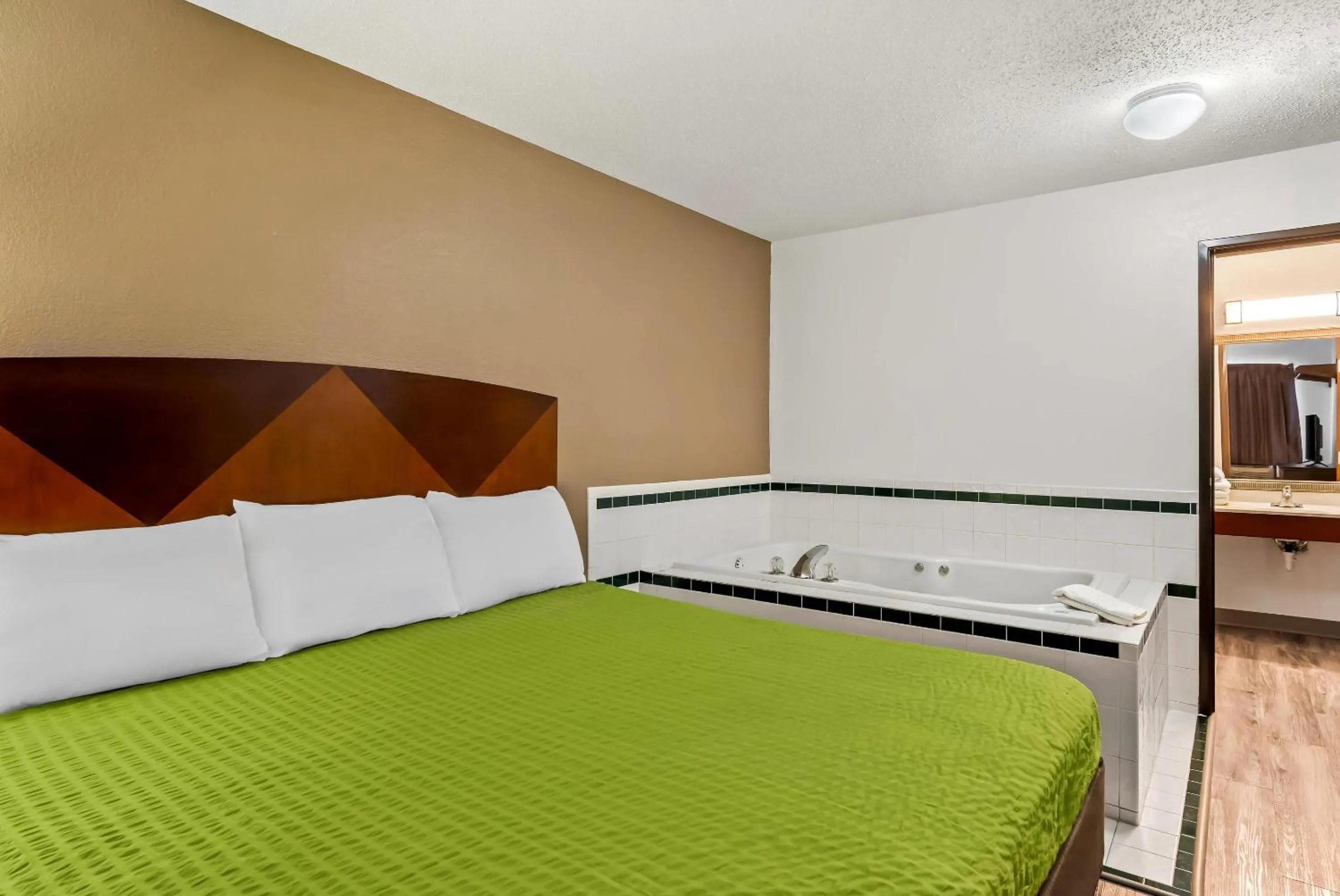Bedroom, Bed in Econo Lodge Inn & Suites Auburn