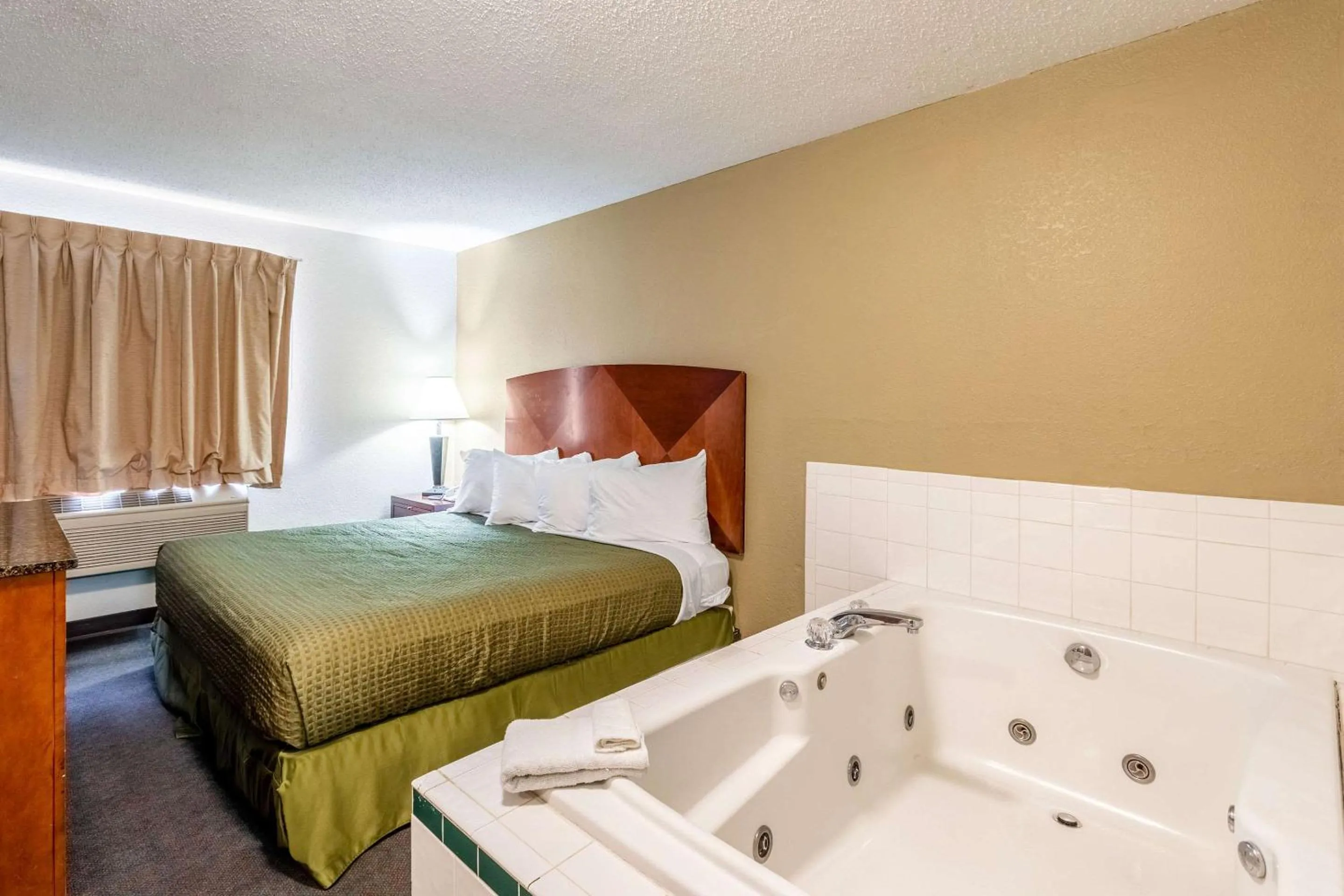 Bedroom, Bed in Econo Lodge Inn & Suites Auburn