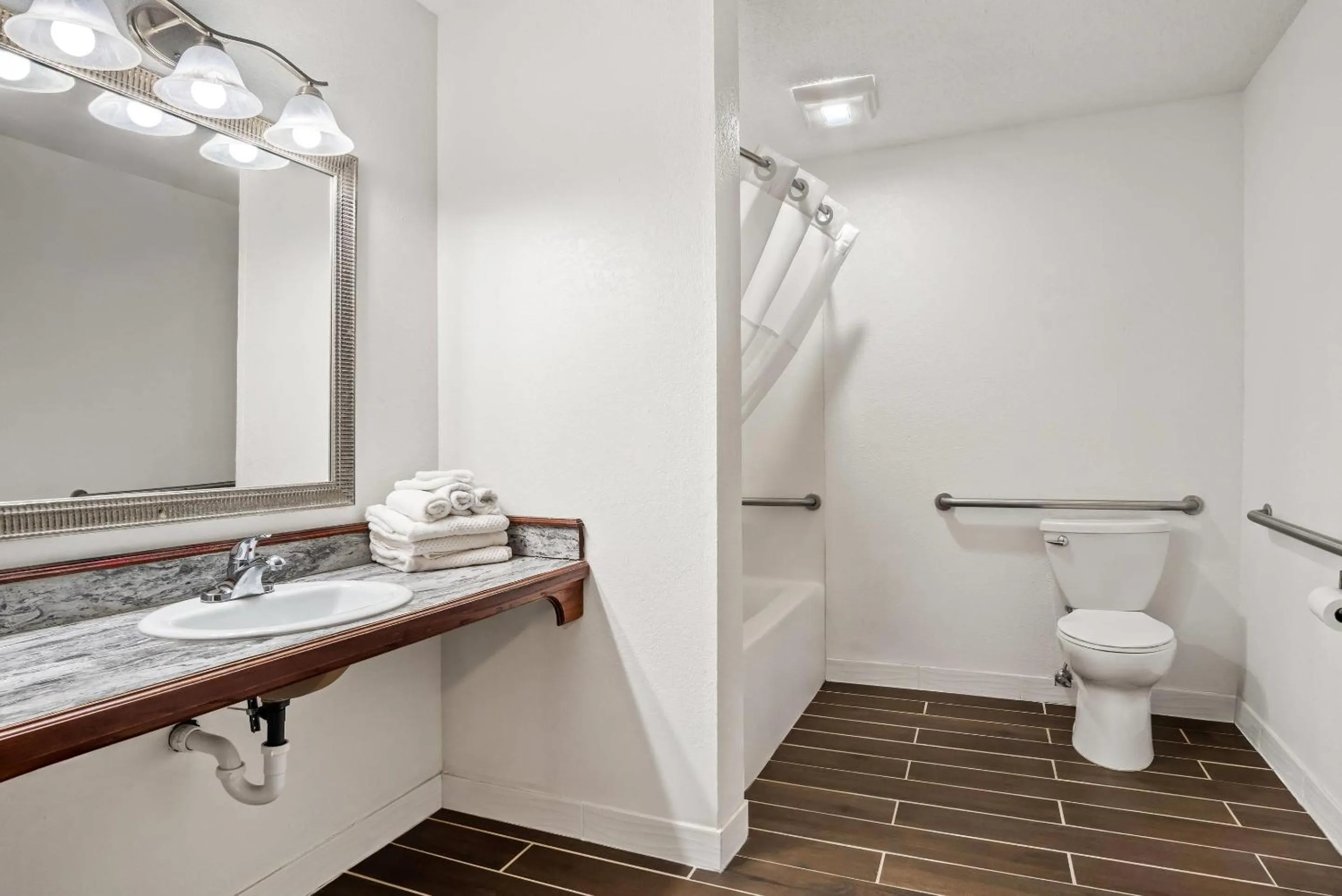 Bedroom in Econo Lodge Inn & Suites Auburn