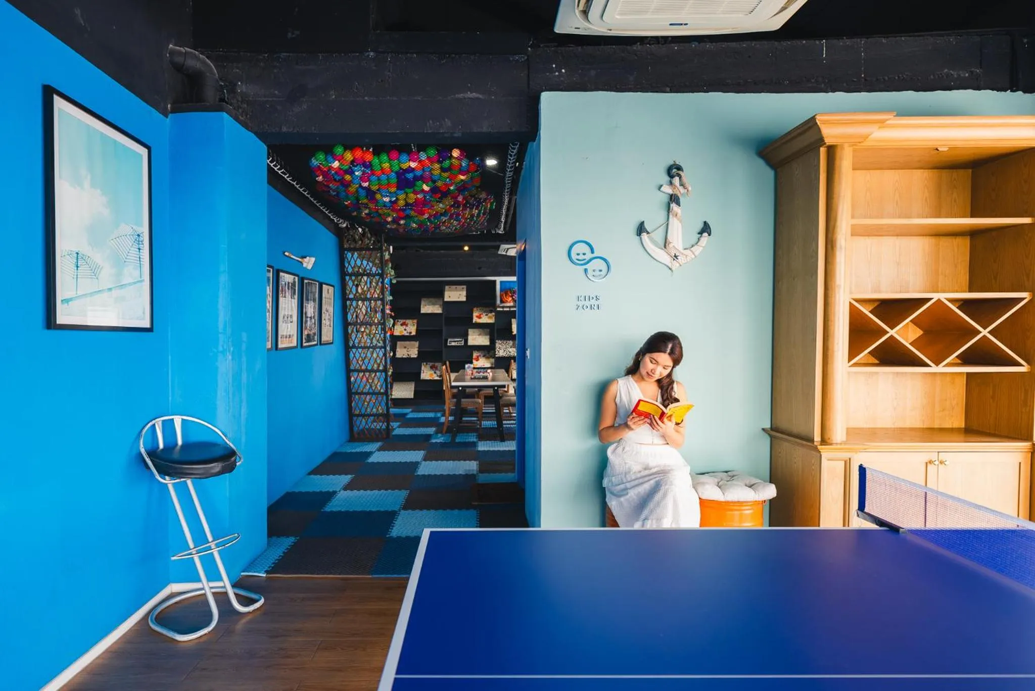 Communal lounge/ TV room in THALAY Cha-am by THA