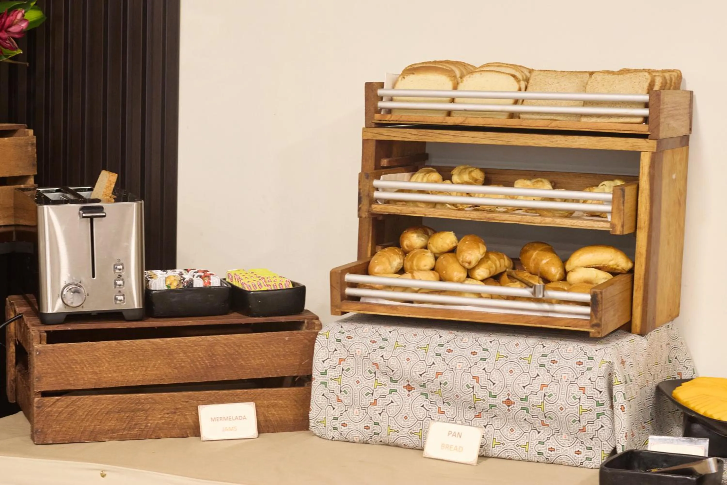 Restaurant/places to eat in El Dorado Classic Hotel