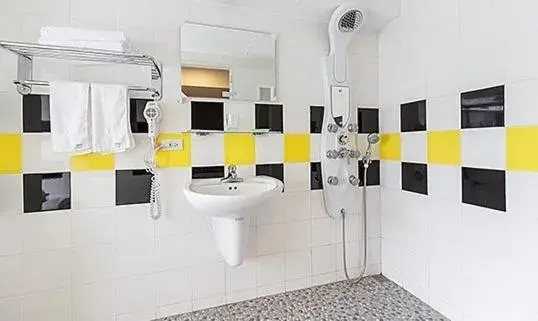 Shower in M Taipei Hotel Shower in M Taipei Hotel