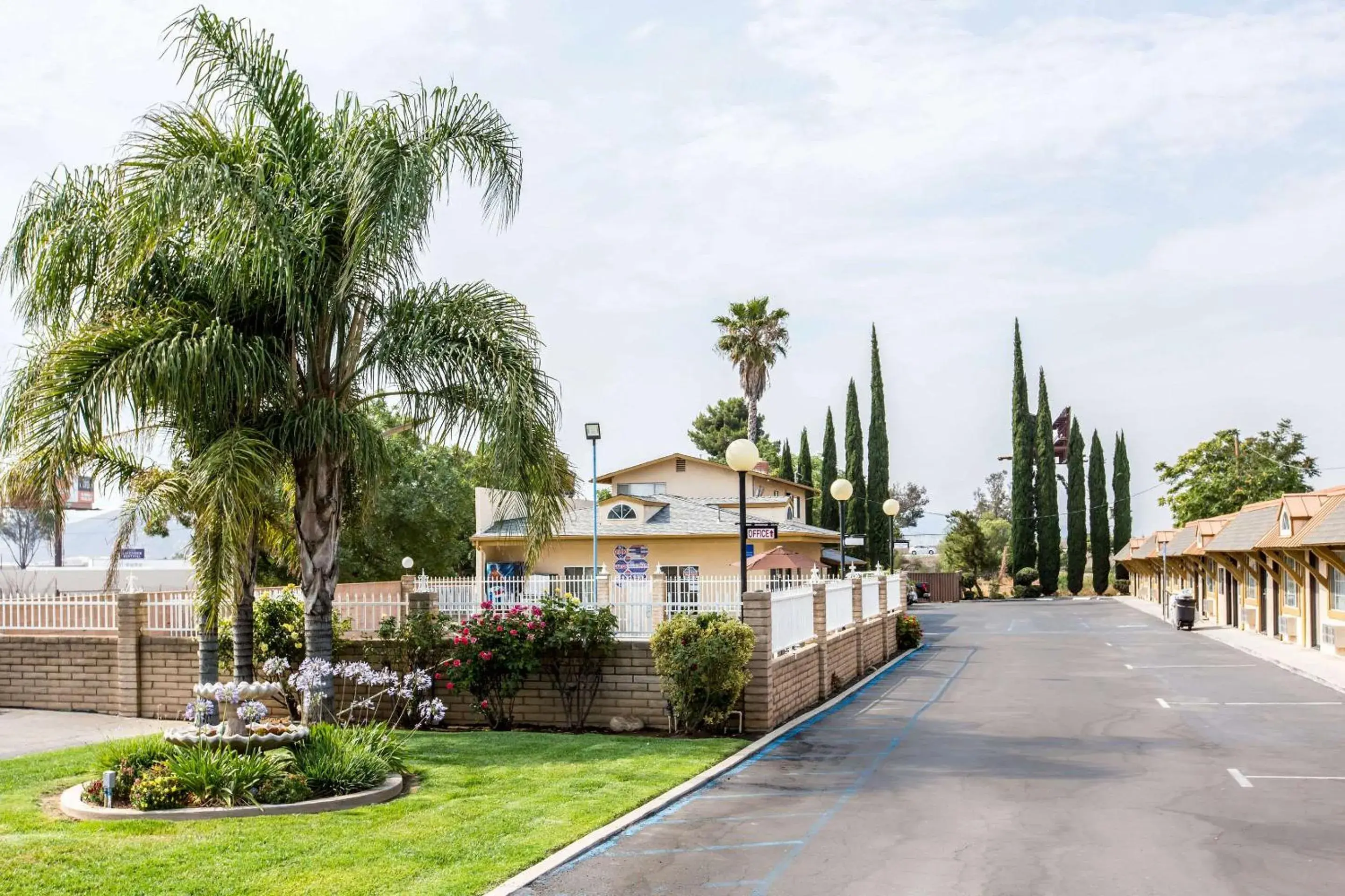 Property building in Rodeway Inn Beaumont Property building in Rodeway Inn Beaumont