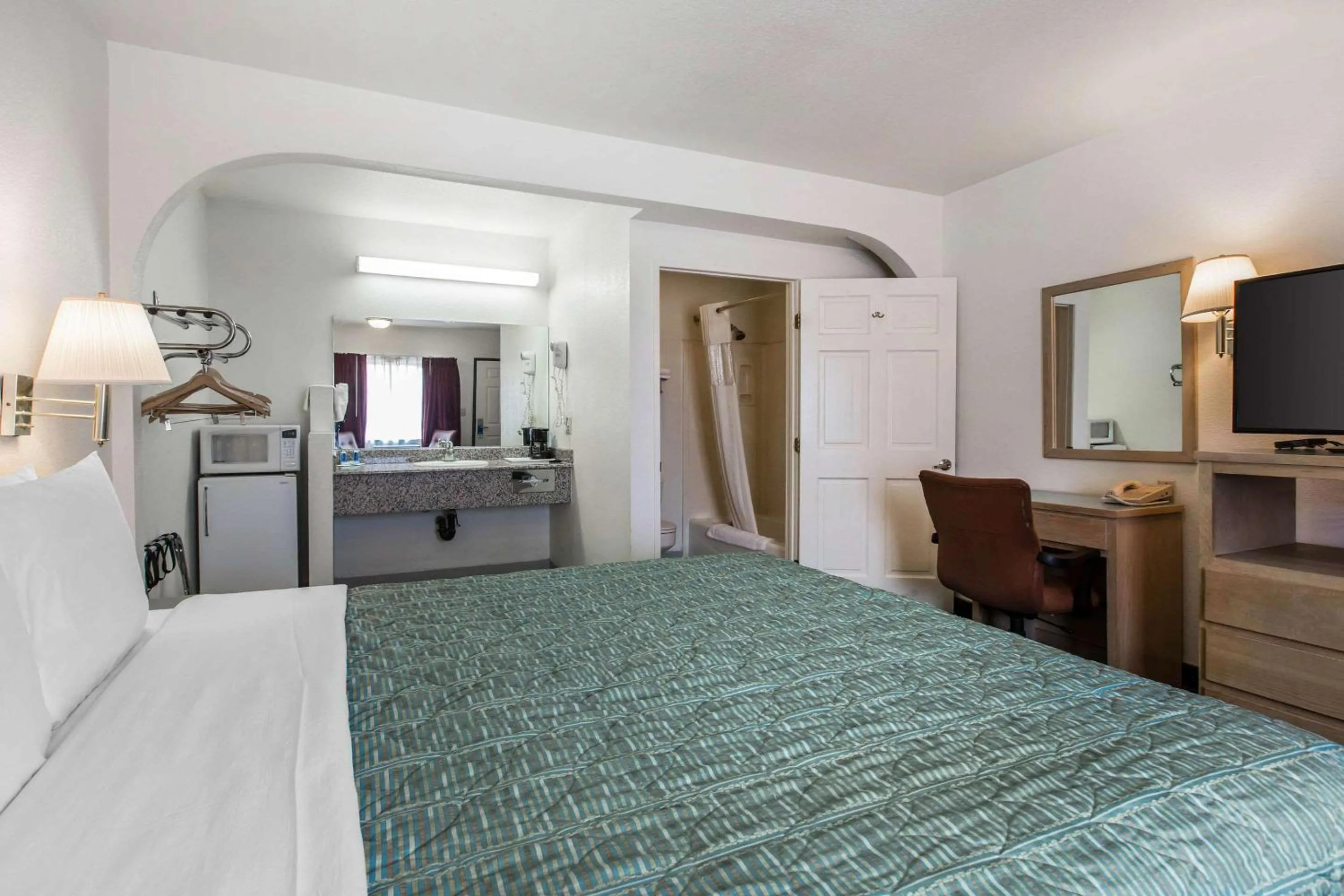 Bedroom, Bed in Rodeway Inn Beaumont