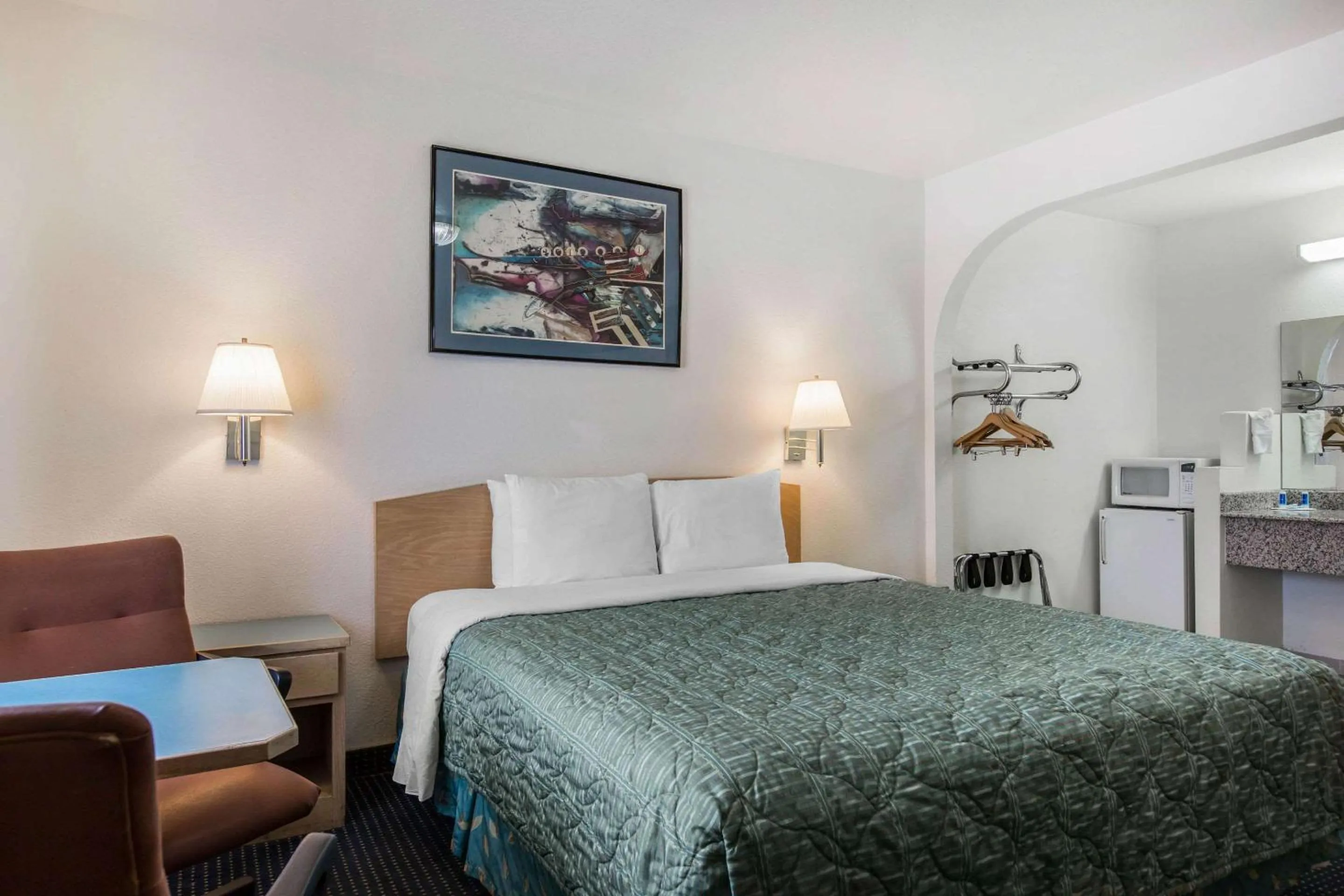 Bedroom, Bed in Rodeway Inn Beaumont