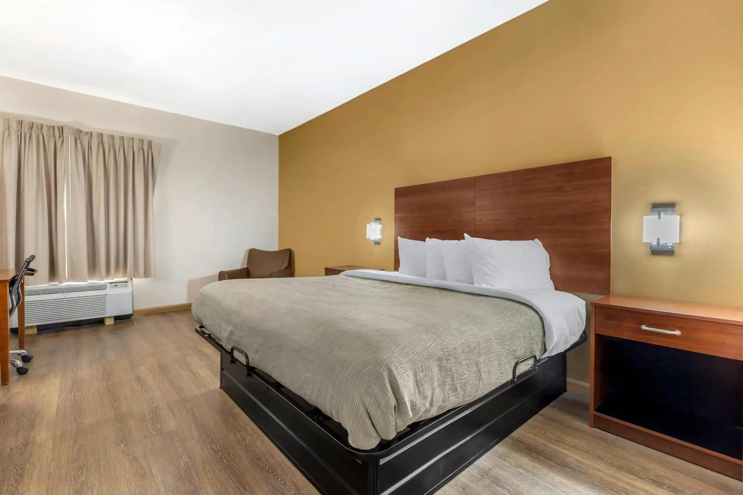 Bedroom, Bed in Quality Inn Lumberton North Bedroom, Bed in Quality Inn Lumberton North