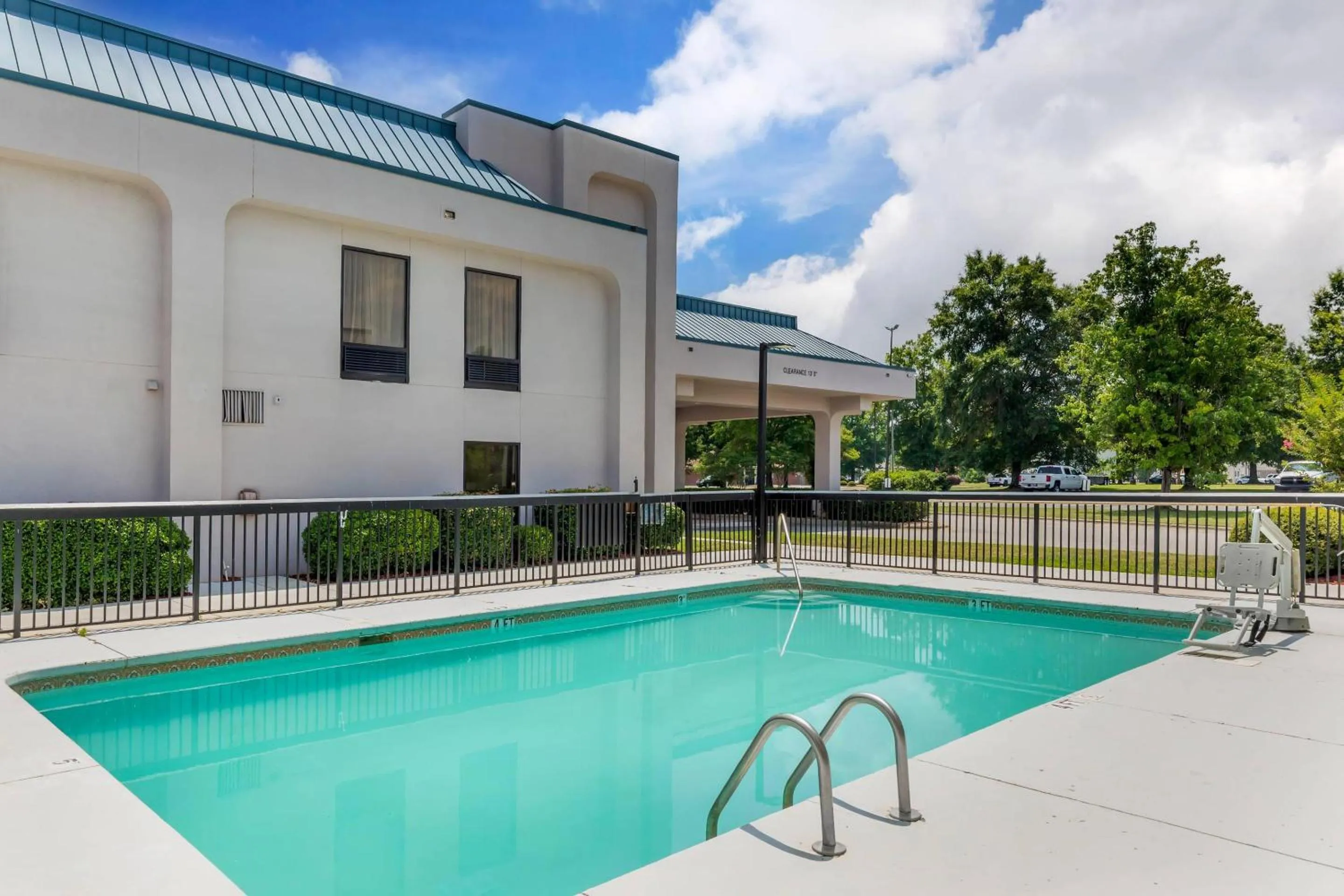 Swimming pool in Quality Inn Lumberton North
