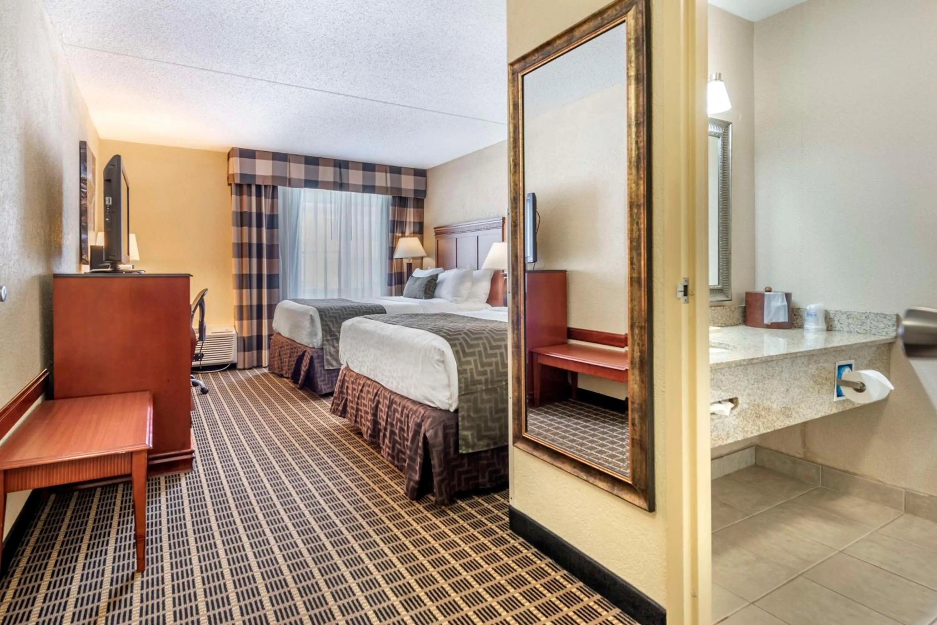 Bedroom, Bed in Best Western Plus Bridgeport Inn