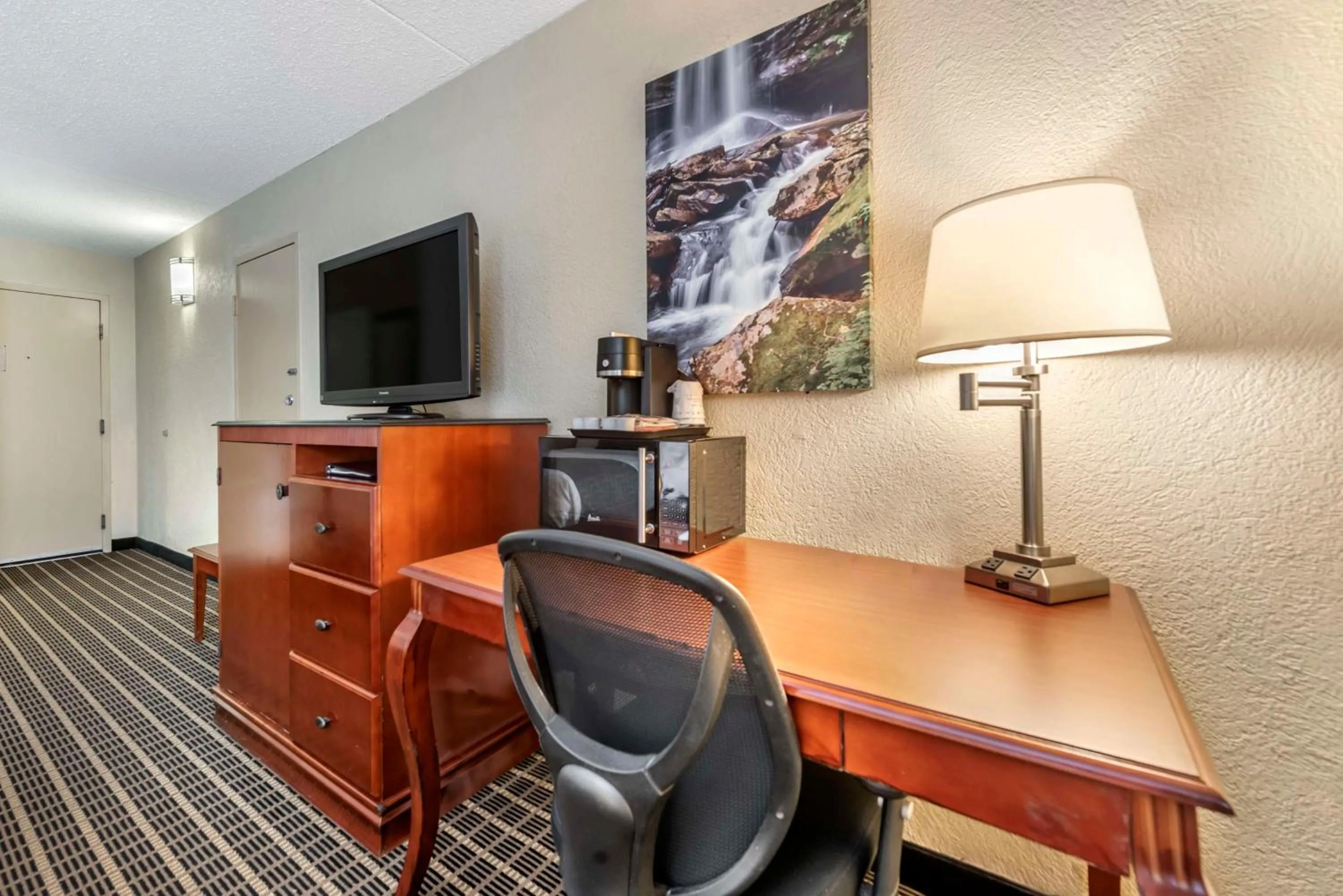 Bedroom in Best Western Plus Bridgeport Inn