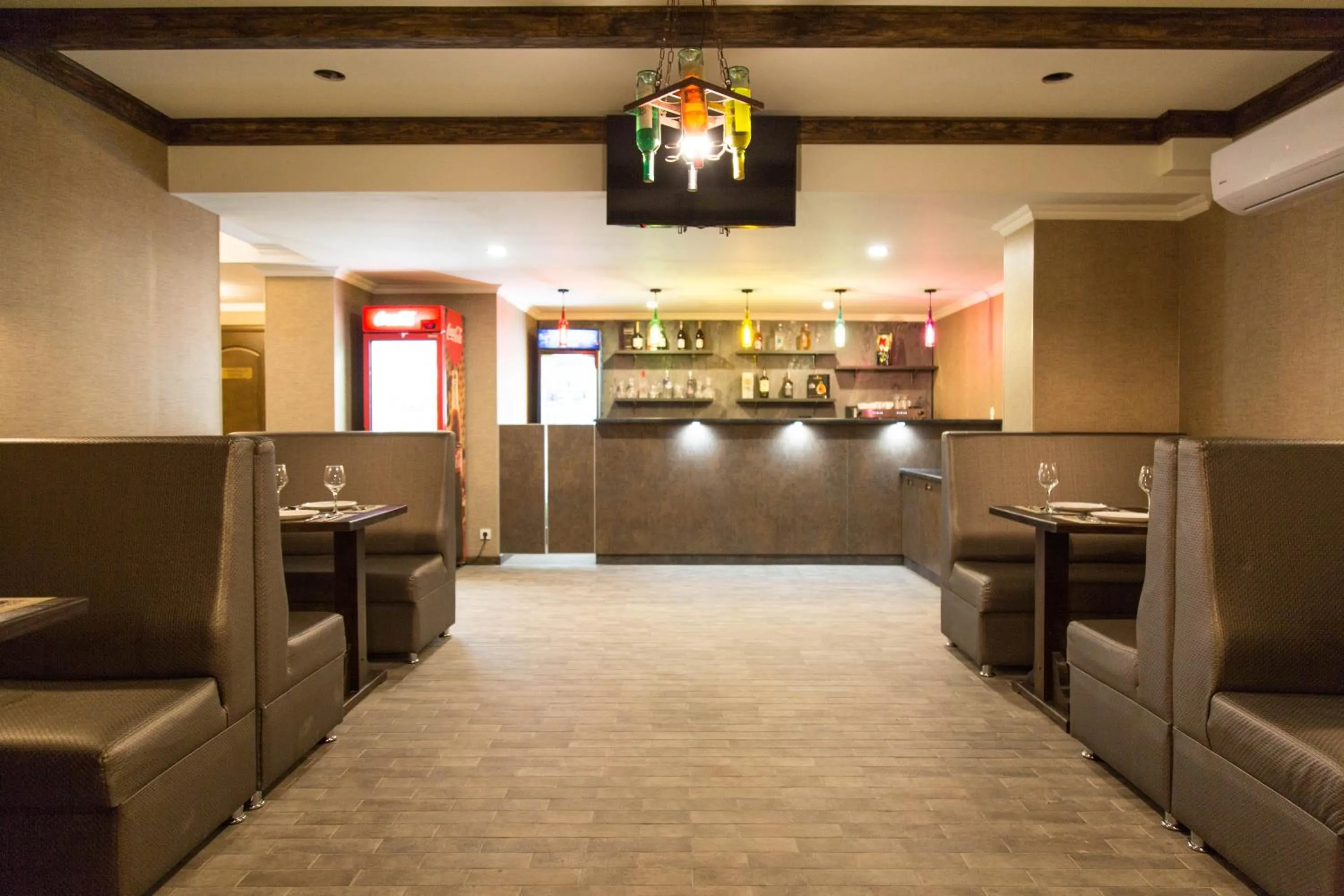 Restaurant/places to eat in De'Mar Hotel