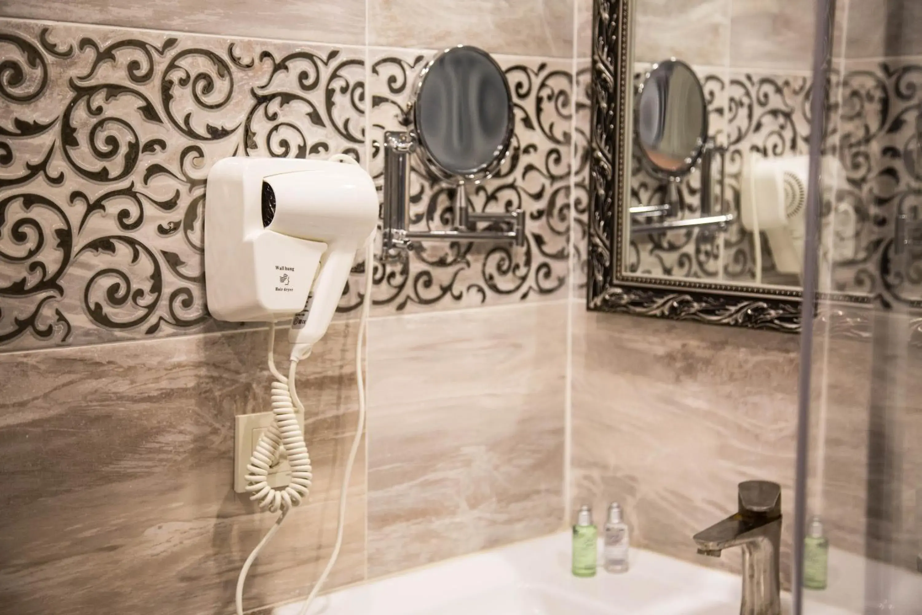 Deluxe Triple Room in De'Mar Hotel Deluxe Triple Room in De'Mar Hotel