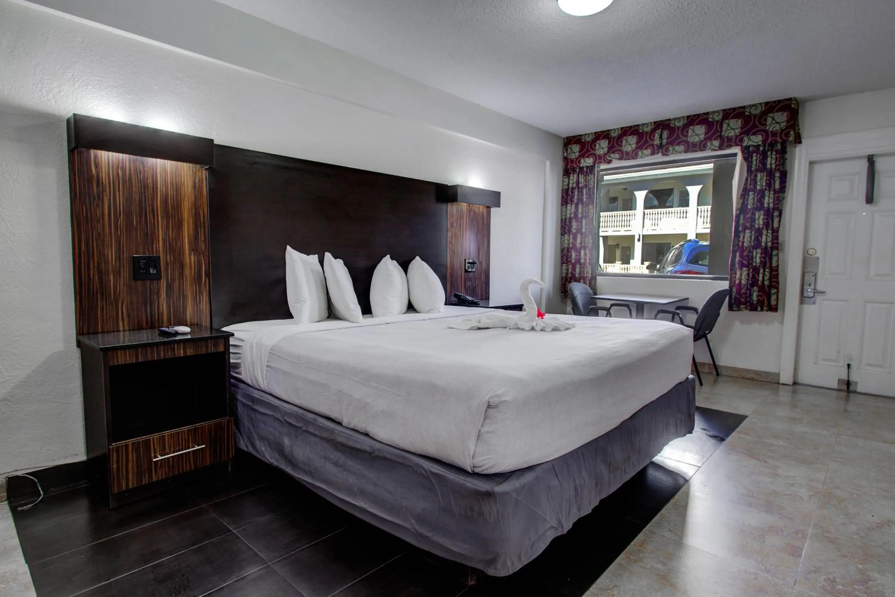 Bed in La Bella Inn - POOL OPEN