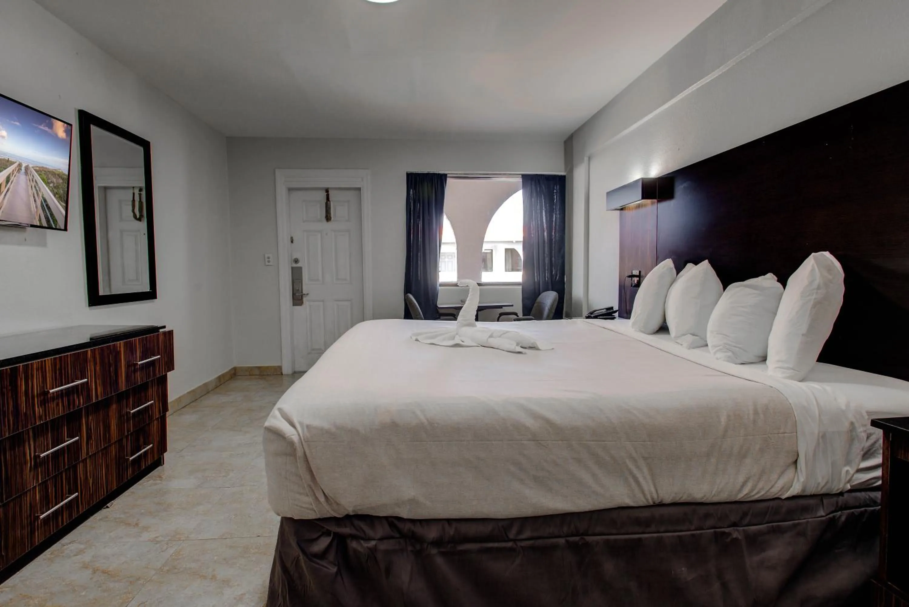 Bed in La Bella Inn - POOL OPEN