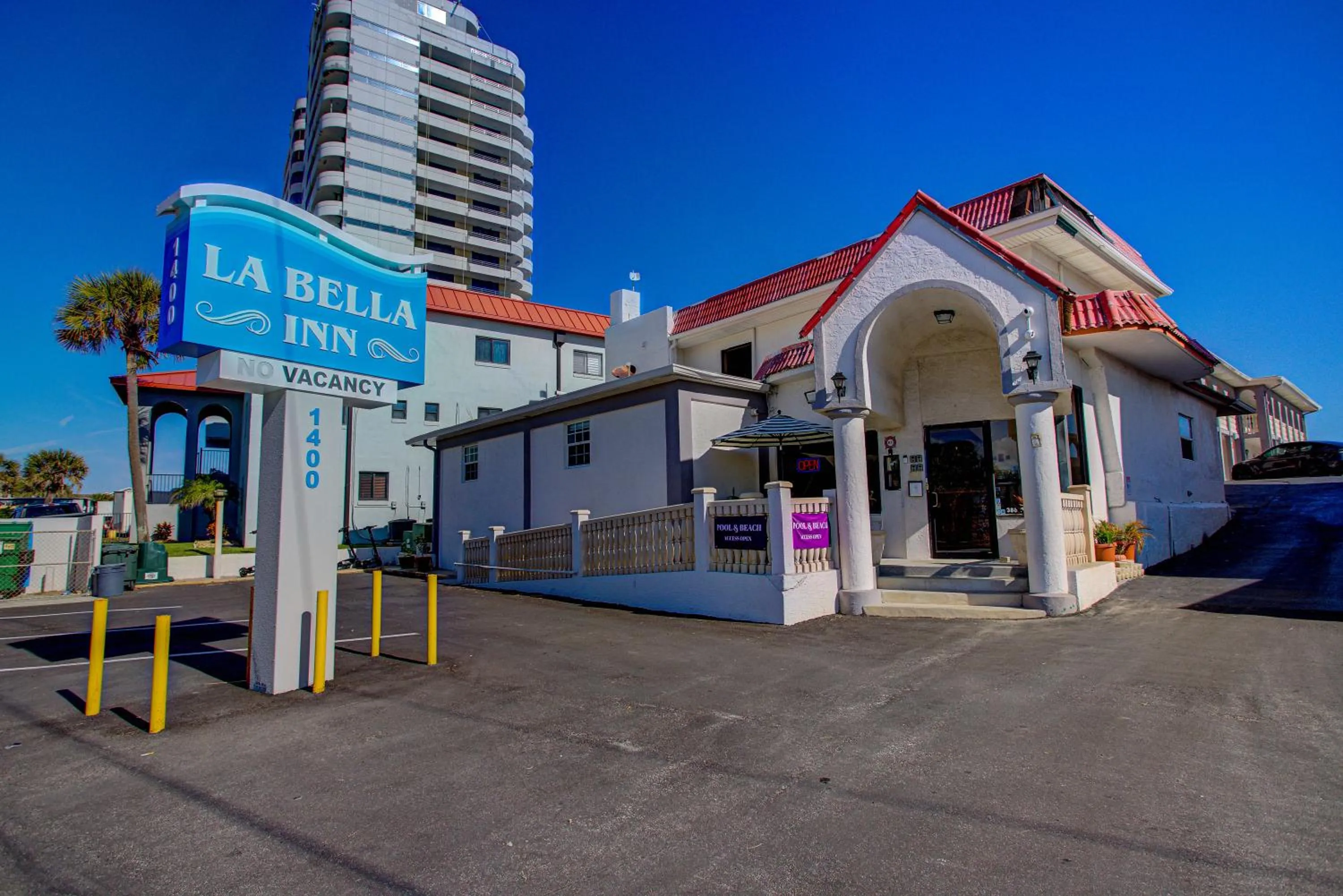 Property building in La Bella Inn - POOL OPEN