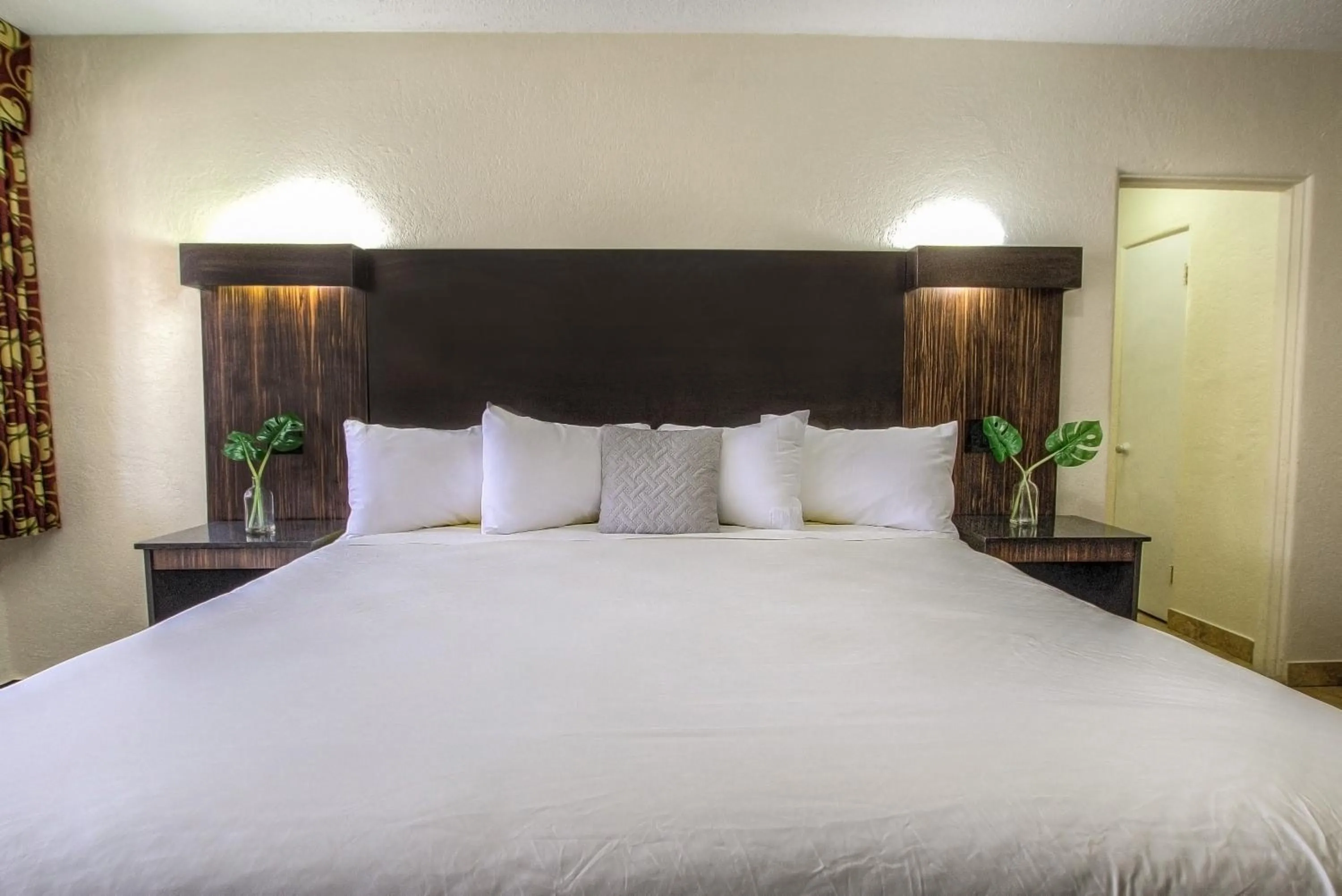 Bed in La Bella Oceanfront Inn - Daytona