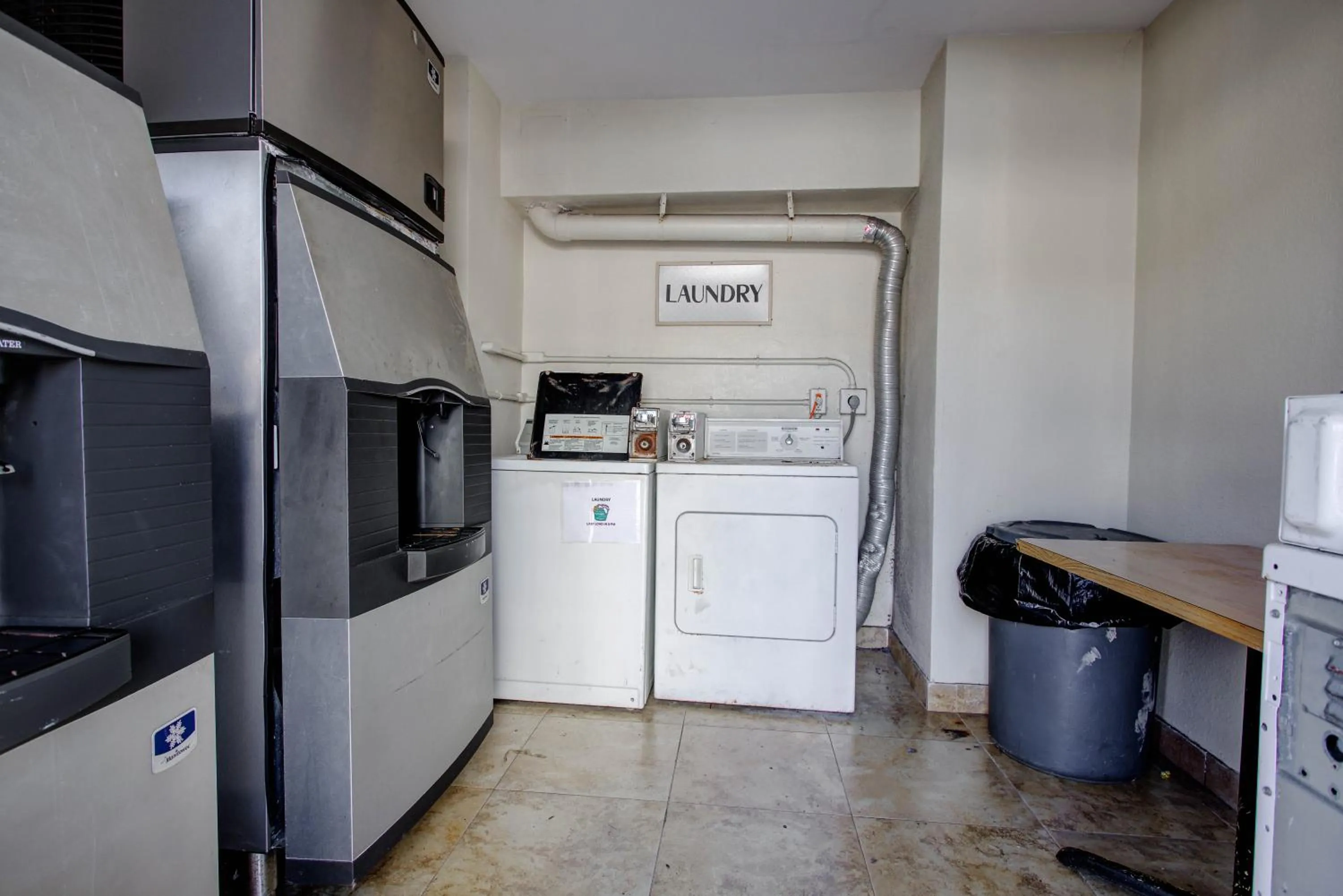 washing machine in La Bella Inn - POOL OPEN