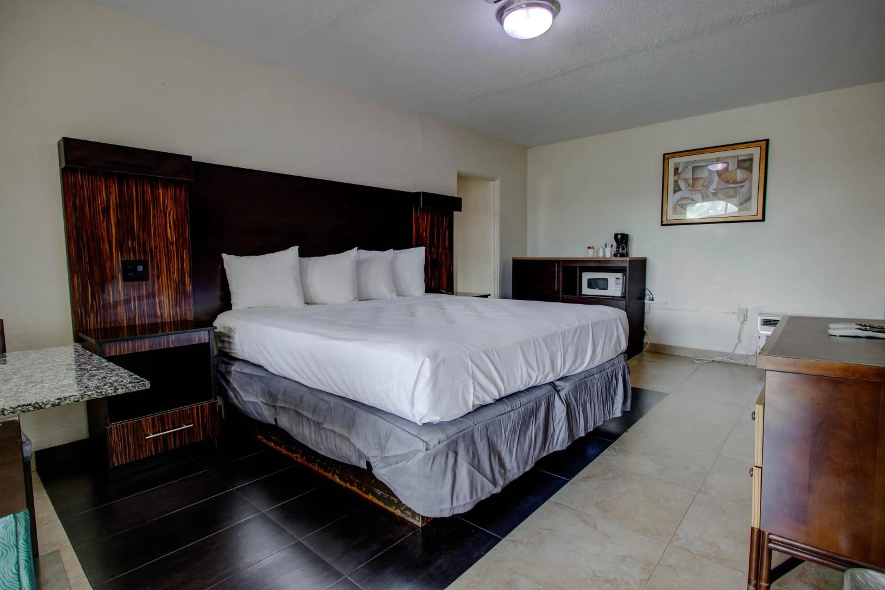 Bed in La Bella Inn - POOL OPEN