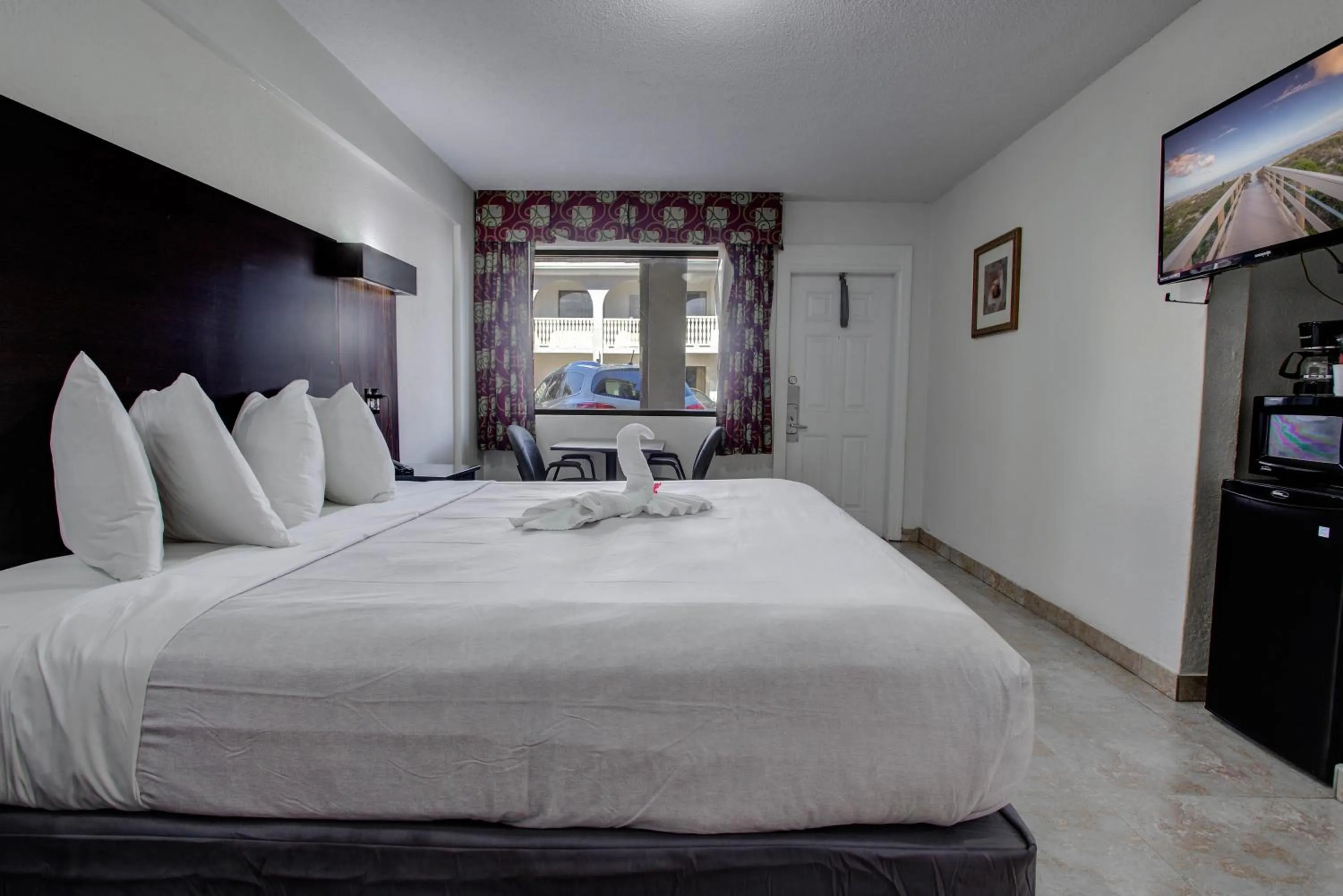 Bed in La Bella Inn - POOL OPEN